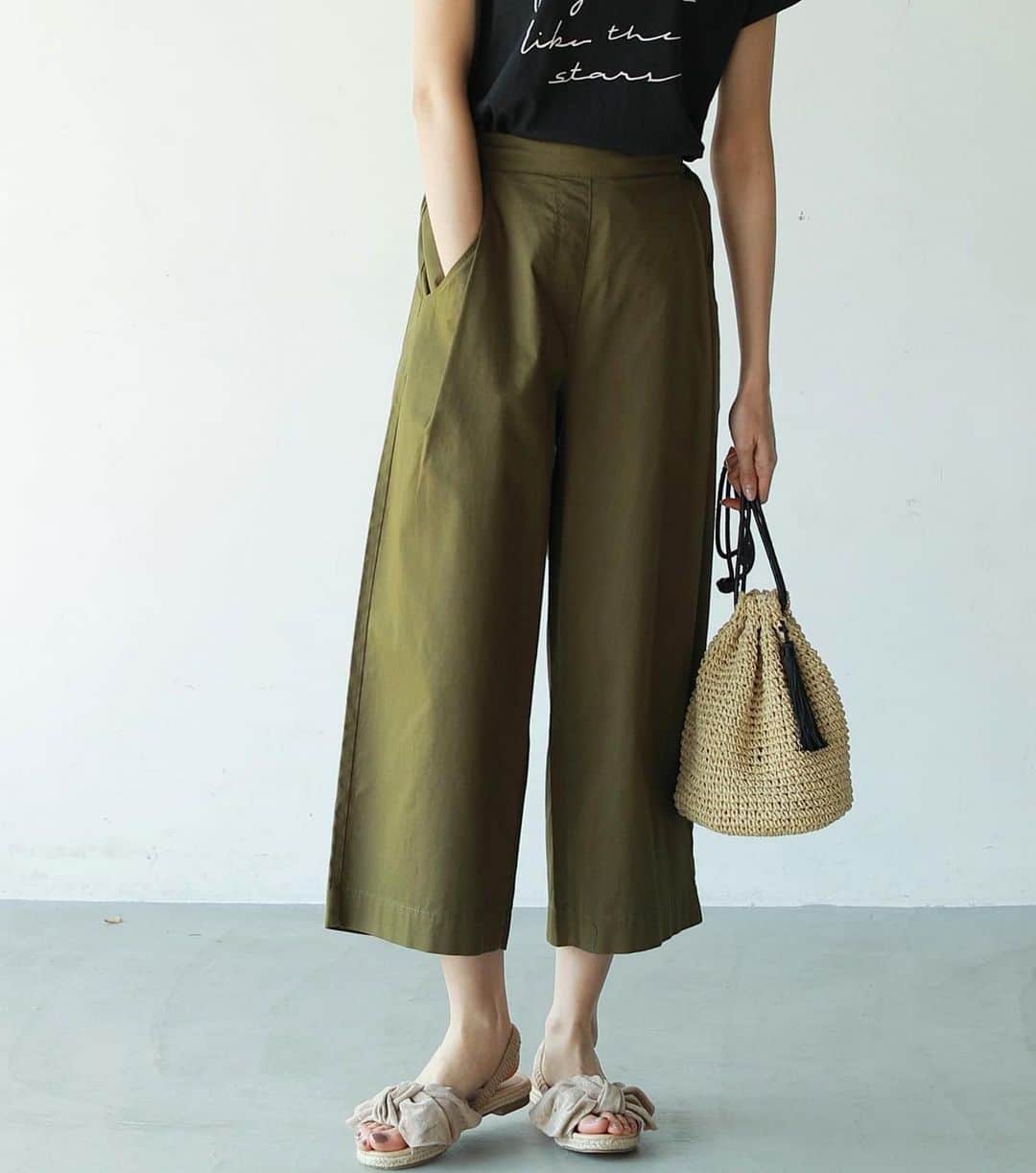 coen コーエンさんのインスタグラム写真 - (coen コーエンInstagram)「【WOMENS】﻿ ライトチノセミワイドパンツ ¥3,600+tax﻿ ﻿ 程よいワイドシルエットのチノパンツ。﻿ 短めの丈で、かつチノ素材にハリ感がある為、ワイドパンツですがスッキリとした印象に✨﻿ ウエストは後ろのみゴム仕様で、らくちんな着心地。きれいだけど楽、が叶う優秀アイテムです😍﻿ ﻿ #coen_official #coen #womens #fashion #womenstyle #pants #womensfashion #fashiongram #instafashion #instagood #tagforlikes #newarrivals #コーエン #ウィメンズ #ファッション #ウィメンズコーデ #レディースファッション #レディースコーデ #ワイドパンツ #チノ #チノパン #カジュアルコーデ #きれいめカジュアル #新作」6月22日 21時16分 - coen_official