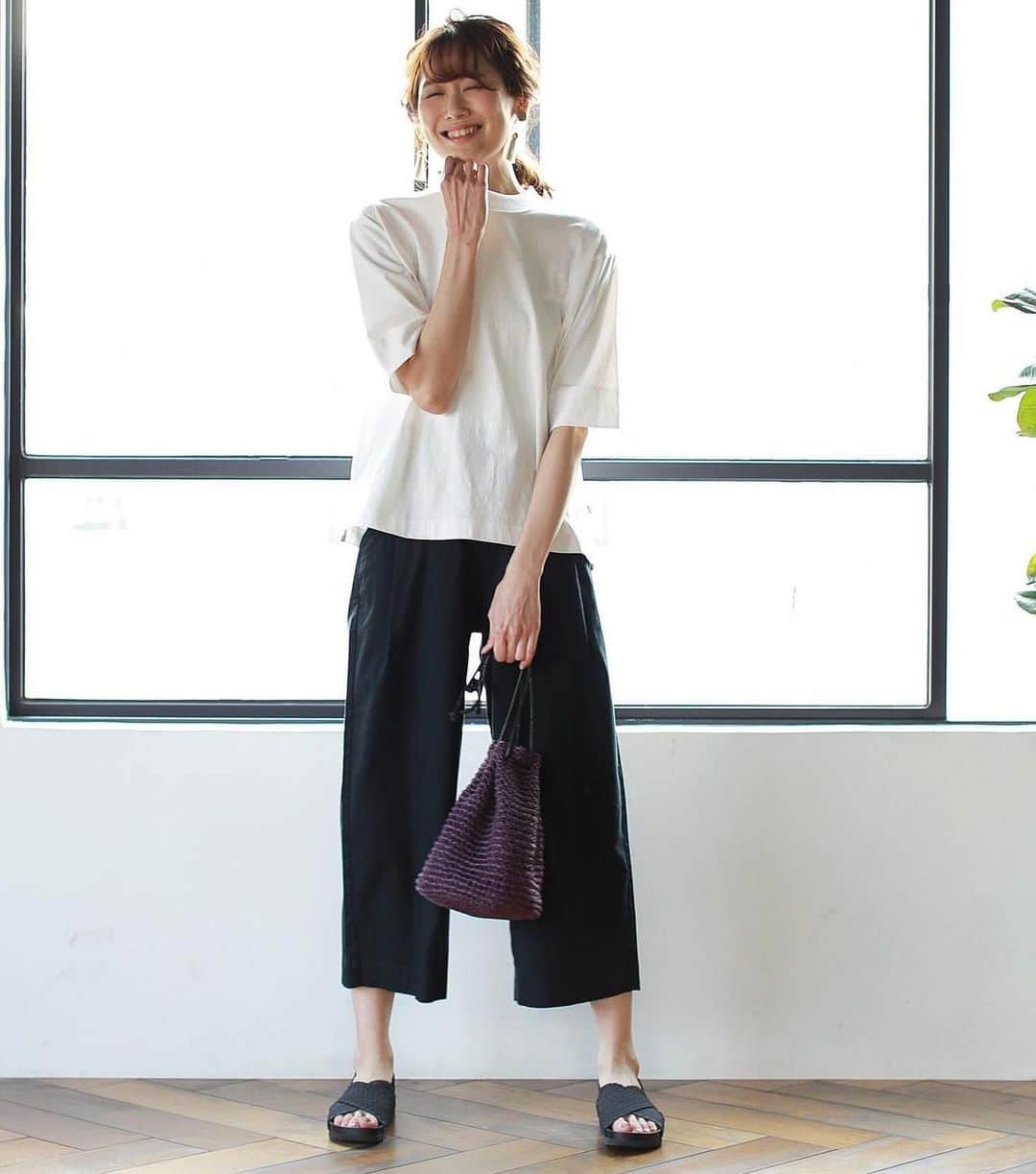 coen コーエンさんのインスタグラム写真 - (coen コーエンInstagram)「【WOMENS】﻿ ライトチノセミワイドパンツ ¥3,600+tax﻿ ﻿ 程よいワイドシルエットのチノパンツ。﻿ 短めの丈で、かつチノ素材にハリ感がある為、ワイドパンツですがスッキリとした印象に✨﻿ ウエストは後ろのみゴム仕様で、らくちんな着心地。きれいだけど楽、が叶う優秀アイテムです😍﻿ ﻿ #coen_official #coen #womens #fashion #womenstyle #pants #womensfashion #fashiongram #instafashion #instagood #tagforlikes #newarrivals #コーエン #ウィメンズ #ファッション #ウィメンズコーデ #レディースファッション #レディースコーデ #ワイドパンツ #チノ #チノパン #カジュアルコーデ #きれいめカジュアル #新作」6月22日 21時16分 - coen_official