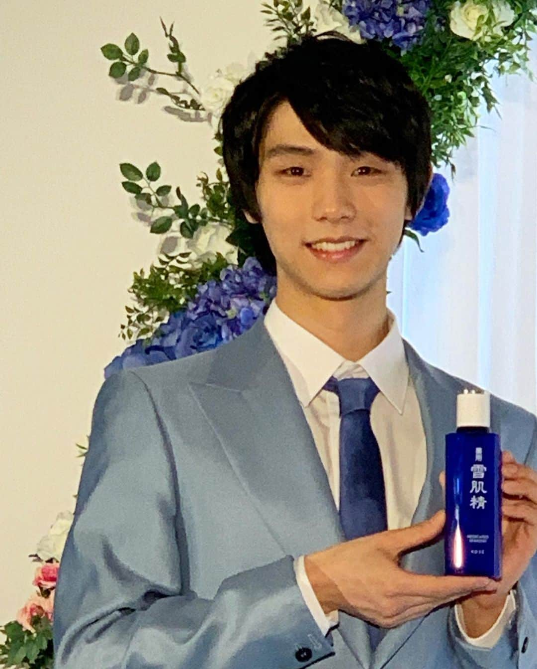 美ST編集部さんのインスタグラム写真 - (美ST編集部Instagram)「羽生結弦選手が出演する、コーセー「雪肌精」のプレミアムトークショー「Yuzuru Hanyu meets SEKKISEI PREMIUM TALK SHOW」に伺いました❗️ ブルーのスーツ姿で登場した羽生さん。その爽やかな笑顔とスラリとした美しいスタイルはとてもみずみずしくて、一瞬にして会場中が虜に。お肌は毛穴が一つも見えないほどツルツル✨で、まさに透明感溢れる方でした。試合の時にはメークを施す選手も多い中、羽生選手はすべてノーメイクで挑んでいるのだそう。 雪肌精のさっぱりしているのに潤うところがお気に入り。気分の切り替えには、香りもとても有効とのことで、甘すぎないローズとジャスミンの香りも好き。冷やして使うのも好きですね。とお話していました。 リンク上での美しさはもちろんですが、リンクの外でも、しなやかで細やかな気配りがあり、とても聡明な方。ますます応援していきたいですね！ ちなみに、雪肌精の公式サイトでは、羽生選手のサイングッズが当たるプレゼントキャンペーンを実施中。6／30までなのでお忘れなく！ このトークショーの模様を配信したインスタライブもアイコンからリプレイできますのでチェックしてくださいね！ ＊ #羽生結弦 #yuzuruhanyu #figureskating #フィギュアスケート #雪肌精 #sekkisei #kose #コーセー ＊ #美ST編集部 #美ST #美スト #美容 #美魔女 #美肌 #コスメ #ビューティ #美活 #cosme #cosmetics #fragrance #beauty #編集カンナ #美妝 #化妝品 #안티에이징 ================ 美容雑誌『美ST』編集部公式Instagramアカウントです！撮影の裏側や、最新コスメ・美容情報、最新号のお知らせなどを配信中。ぜひフォローしてくださいね。 ================」6月22日 21時08分 - be_story_official