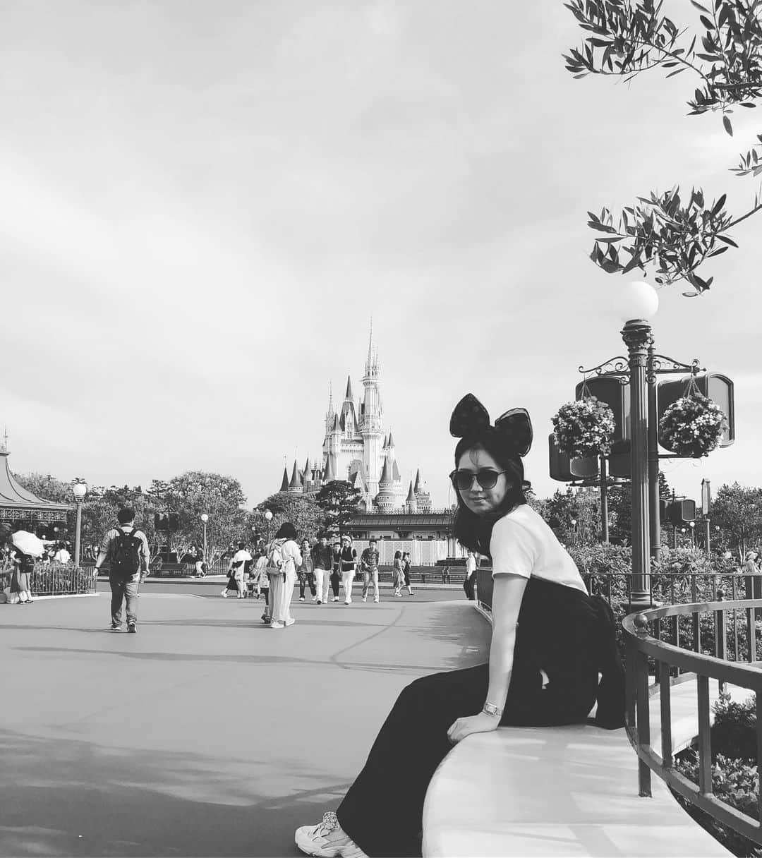 笛木優子のインスタグラム：「みなさんメッセージありがとうござました🥳 これからも感謝を忘れずに良い作品に出られるよう頑張ります🥰  よろしくお願いします🤩  先日10年以上ぶりにディズニーランドに行きました。 幼稚園の時に鼓笛で初めて行ってから35年？！以上😭何回行っても素敵な場所。みんな幼稚園の時に行って鼓笛をするもんだと思っていたから大人になって人に話したらそういう人がいないので、あれは特別な経験だったんだと思い、いい幼稚園に通わせてもらったんだなあとしみじみ思いました。あんなに癒されてワクワクできる場所に小さい頃から行けて側にあるなんて幸せですよね。歳を重ねてもずっと行きたい。みなさんも同じ気持ちですよねきっと。良い週末を💕」
