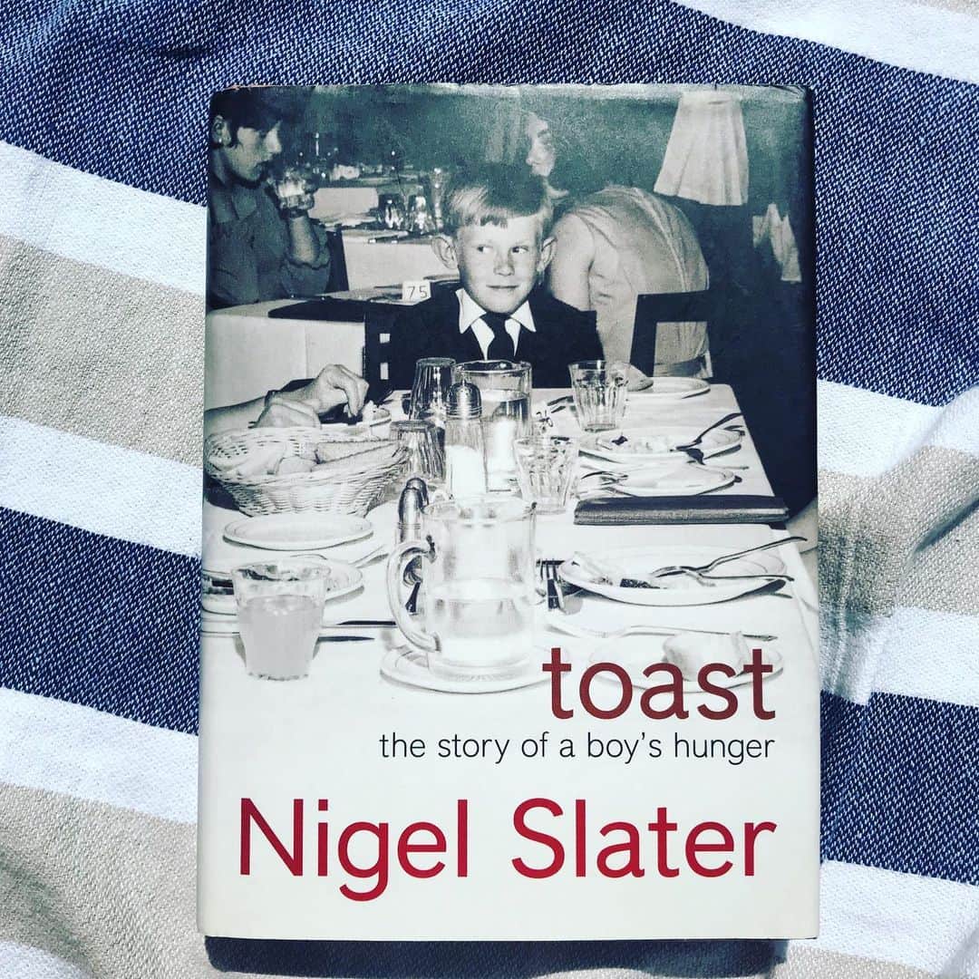 メラニー・サイクスさんのインスタグラム写真 - (メラニー・サイクスInstagram)「Garden read. Very late to this but oh what joy 💙 Toast the story of a boys hunger by Nigel Slater 😊#instabooks」6月22日 21時11分 - msmelaniesykes