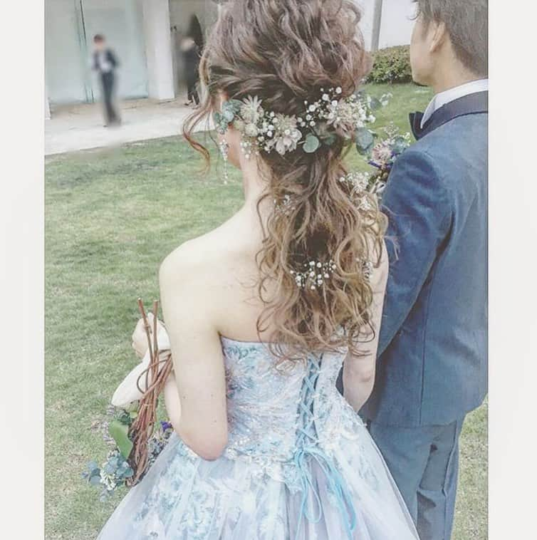 プレ花嫁の結婚式準備アプリ♡ -ウェディングニュースさんのインスタグラム写真 - (プレ花嫁の結婚式準備アプリ♡ -ウェディングニュースInstagram)「ナチュラル可愛い🌿ブライダルヘア9選💕 . . ➸➸➸➸➸➸➸💒➸➸➸➸➸➸➸ 同じ式場の卒花嫁さんの 本物の料金&見積もり&写真が見れる✨ . #ウェディングニュース式場検索 👰 . アプリ： @weddingnews_editor web版： @weddingnews_concierge ➸➸➸➸➸➸➸➸➸➸➸➸➸➸➸➸ . . こちらのお写真は #ブライダルヘア メイクアーティスト @nao2107onk さんからリグラムさせていただきました🌟ありがとうございました😊✨ . . . ふんわりした雰囲気がどれもナチュラル可愛いnao2107onkさんの #ヘアアレンジ 🌿💕 . カバーはブルー×ホワイトの組み合わせが可愛いヘア💙 . 後れ毛多めのふんわり #アップスタイル にブルーのお花がアクセントになっていて素敵ですよね😊💕 . #ブーケ と同じ花材を使うことで統一感があるのもおしゃれなポイントです💕☺️ . ブルーの可愛いお花は #デルフィニウム です💙 . ほかのヘアもとても素敵なのでぜひスワイプ👉🏻してチェックしてみてくださいね✨ . . . ＼📷投稿お待ちしています／ . 花嫁はもちろん、業者さんも大歓迎✨ アナタのお写真をご紹介してもOKという方は、ぜひ #ウェディングニュース にお写真を投稿してください💕 . . ⬇︎関連アカウント⬇︎ . 💒式場検索 【 @weddingnews_concierge 】 👰マイレポ花嫁 【 @weddingnews_brides 】 . . その他、編集部からの連絡専用 @weddingnews_contact や、スタッフ個人の連絡用として @WN_xxxx（xxxは個人名）があります💕 . ………………………………………… ❤️WeddingNewsとは？ . 花嫁のリアルな”声”から生まれた 花嫁支持率No1✨スマホアプリです📱💕 . . 🌸知りたい… #結婚式準備 に役立つ記事を毎日150件配信中♩ . 🌸見たい… インスタの #ウェディング 系投稿TOP100が毎日チェックできる＊IG画像の複数ワード検索も可♩ . 🌸叶えたい… #結婚式 関連の予約サイトが大集合♩ . 🌸伝えたい… 自分の結婚式レポ『マイレポ』が簡単に作れる♩卒花嫁のレポが読める♩ . . @weddingnews_editor のURLからDLしてね✨ . . . #プレ花嫁 #結婚  #花嫁  #ウエディング  #プレ花嫁準備 #2019秋婚 #ウェディングドレス #ブライダルヘア #ウェディングヘア #ヘアスタイル #2019冬婚 #ヘアメイク #プレ花嫁さんと繋がりたい #かすみ草ブーケ #美容室 #披露宴 #お色直し #ナチュラルウェディング #シニヨン」6月22日 21時25分 - weddingnews_editor