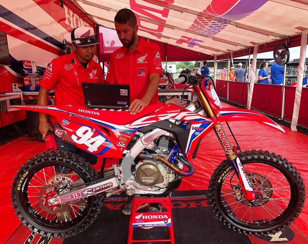 Honda Powersports USさんのインスタグラム写真 - (Honda Powersports USInstagram)「Good morning race fans! 🏁 Crew doing some last minute data before heading out for first practice here at @wwmotox! #RideRed #Honda #ThisIsMoto #ProMotocross #FloridaMX」6月22日 21時22分 - honda_powersports_us