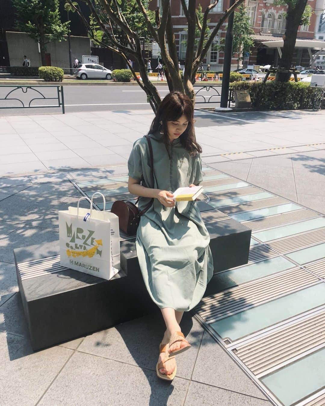 村田倫子さんのインスタグラム写真 - (村田倫子Instagram)「たくさんの本を調達した日。 つい最近、静かな雨を読み終えて、今はロマンシエを読んでます。次に読みたいものが控えてるのは嬉しい。 この日の#りんこーで one-piece @titivatejp  sandal @casselini_official #キャセリンコ bag @apc_paris  最近ミントグリーンブームらしい。 #titivate #ティティベイト #titivatestyle #フロントボタンオーバーサイズワンピース」6月22日 21時22分 - rinco1023