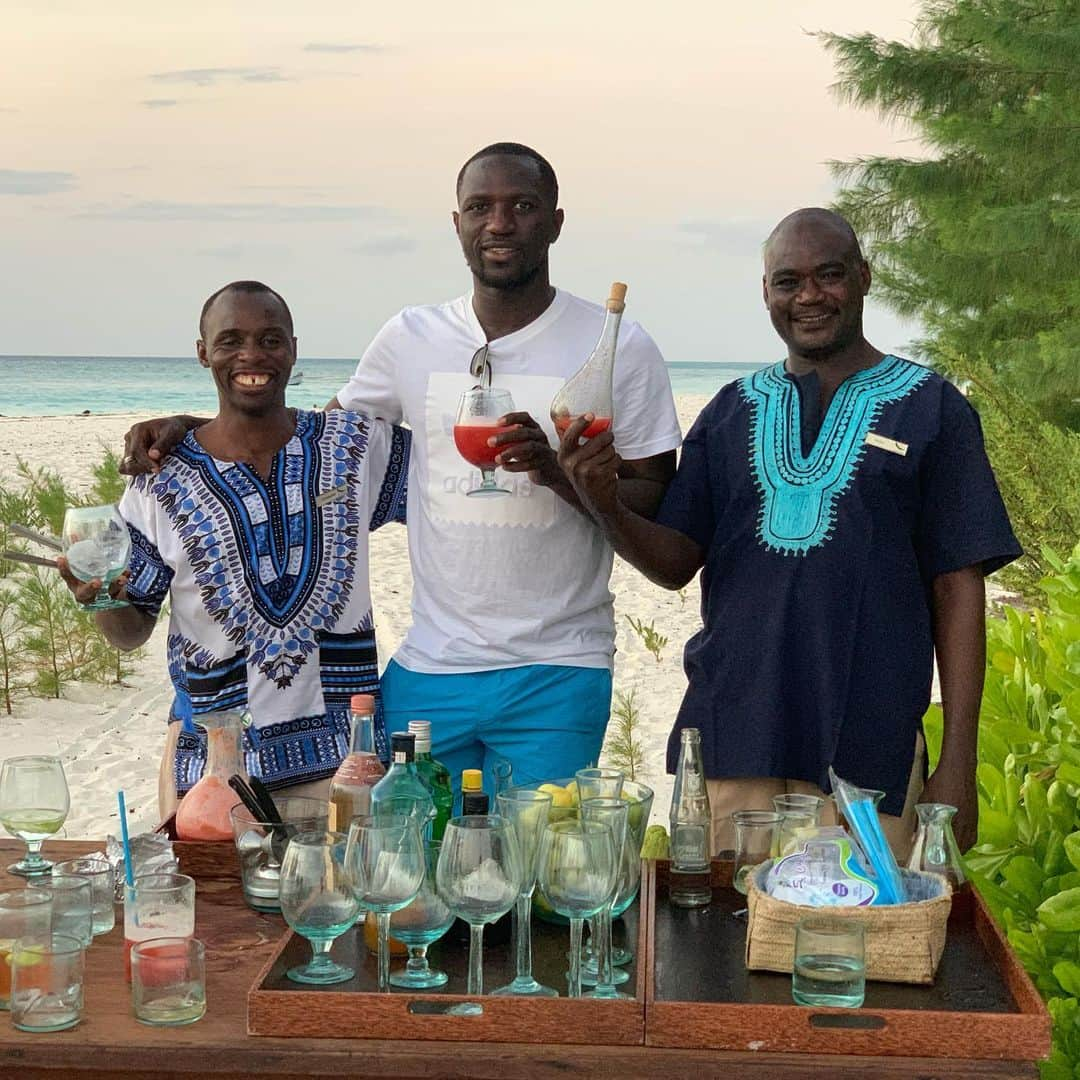 ムサ・シソコさんのインスタグラム写真 - (ムサ・シソコInstagram)「Les moments les plus simples sont souvent les meilleurs ! Un grand merci les gars pour votre accueil 🙌🏿 🍻  #ThanksZanzibar #mnembaisland #MS17.  The simplest moments are often the best! A big thank you guys for your welcome 🙌 🍻 #ThanksZanzibar #mnembaisland #MS17」6月22日 21時26分 - moussasissokoofficiel