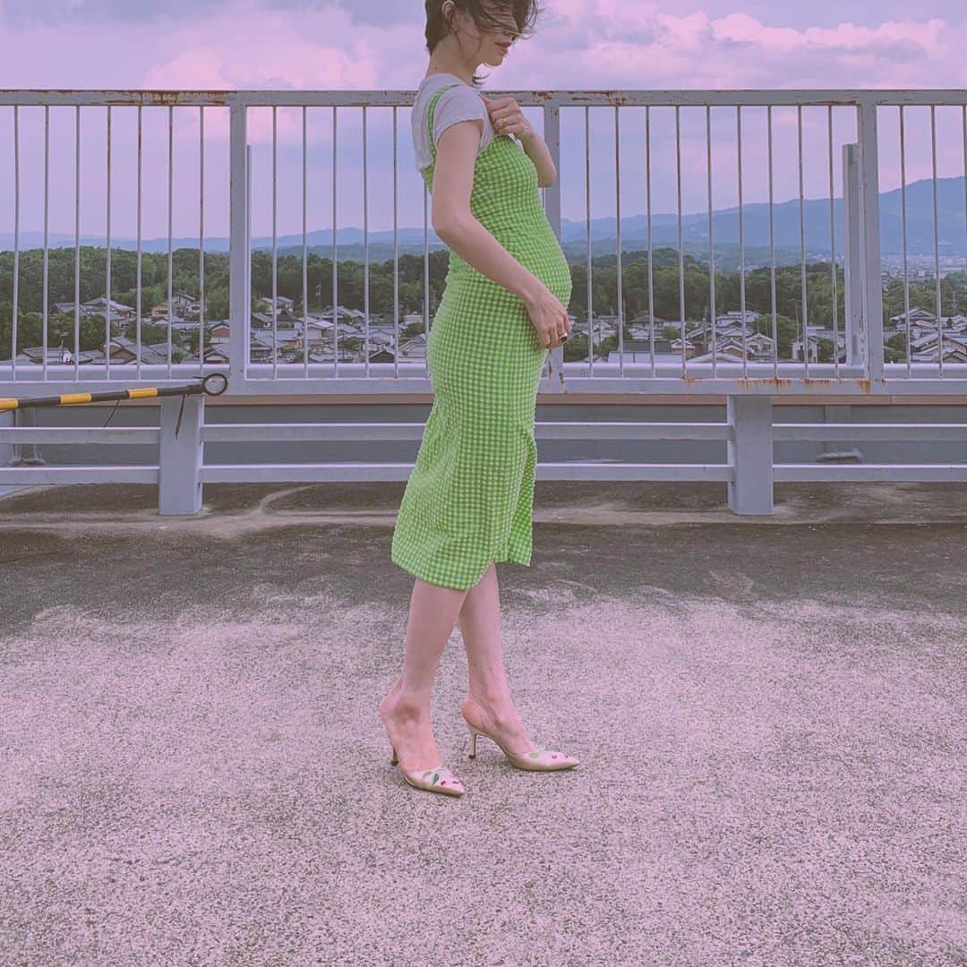 菊井亜希のインスタグラム：「もうすぐ8ヶ月🤰 お腹も目立つようになってきた今、 だからこそのBody Conscious💚 赤ちゃんの存在、すごく感じる😌」