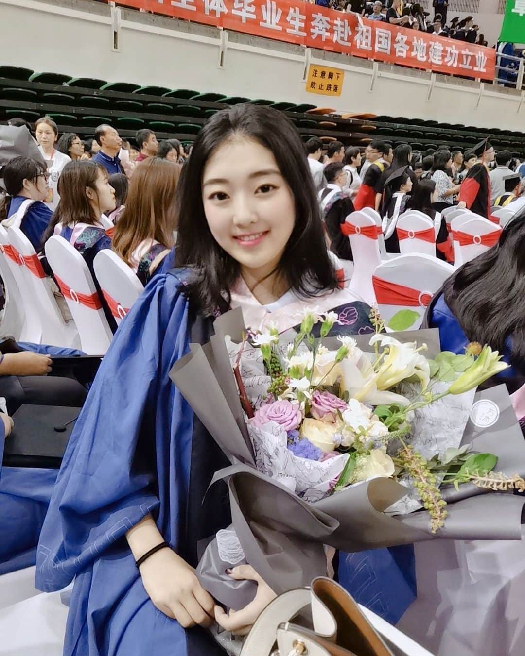 李子君のインスタグラム：「🎓🎓😁♥️」