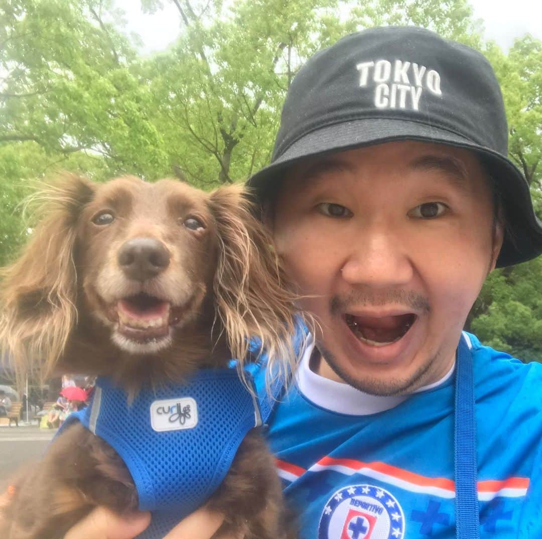 植田朝日さんのインスタグラム写真 - (植田朝日Instagram)「🐶🐶🐶﻿ ﻿ 朝っぱらからダニーロくん♂と代々木公園に遊びに行って来たぜ‼️﻿ ﻿ やっぱ公園はいい。﻿ ﻿ もうお年寄りになって来たダニーロくんも走る走る。そして、拾い食いをする⁉️﻿ ﻿ また行こうな！w﻿ ﻿ #愛犬 #ダニーロ」6月22日 21時30分 - asahiman