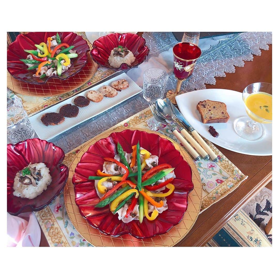 色紙千尋さんのインスタグラム写真 - (色紙千尋Instagram)「先日のお料理教室🍴豚しゃぶ好きだな〜☺️煮山椒がとってもいいアクセントでした✨ #料理教室 #料理 #cooking #夏野菜とゆで豚 #オリエンタルソース #きのこのチーズリゾット #かぼちゃの冷製スープ #バターラスク」6月22日 21時41分 - shikishi_chihiro