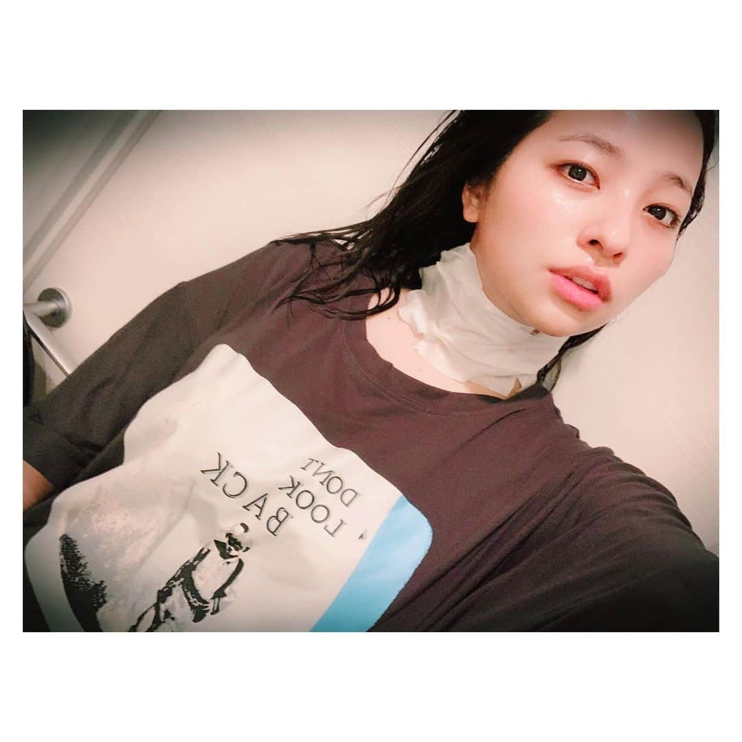 水崎綾女さんのインスタグラム写真 - (水崎綾女Instagram)「毎日パックしてるんだけど、好きなパックを知人が🏠に届けてくれた♡嬉しい♡ 私的におススメなのは顔終わった後に首もパックすることでっす！！笑 * * * #美容 #beauty #フェイスマスク #フェイスパック #クオリティファースト #qualityfirst #ノーメイク #すっぴん #スキンケア #make (@q1st.jp ) 私服→ (@17kg_official) (@milaowen_official )」6月22日 21時41分 - misakiayame