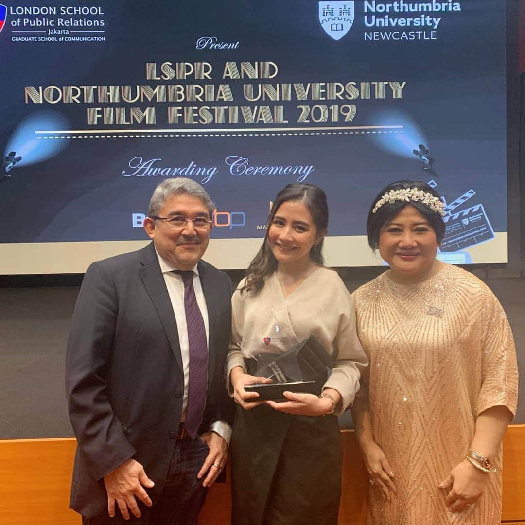 Prilly Latuconsinaさんのインスタグラム写真 - (Prilly LatuconsinaInstagram)「It's an honor to receive this award. I never imagine that what i have done can receive much appreciation from my university. This motivates me to do better everyday and also to balance between my profession as an actress and student. Thank you so much ibu @pritakemalgani and pak @kemalgani for this award ❤ @lsprjakarta @northumbriauni #LSPRxNorthumbriaUniversity」6月22日 21時34分 - prillylatuconsina96