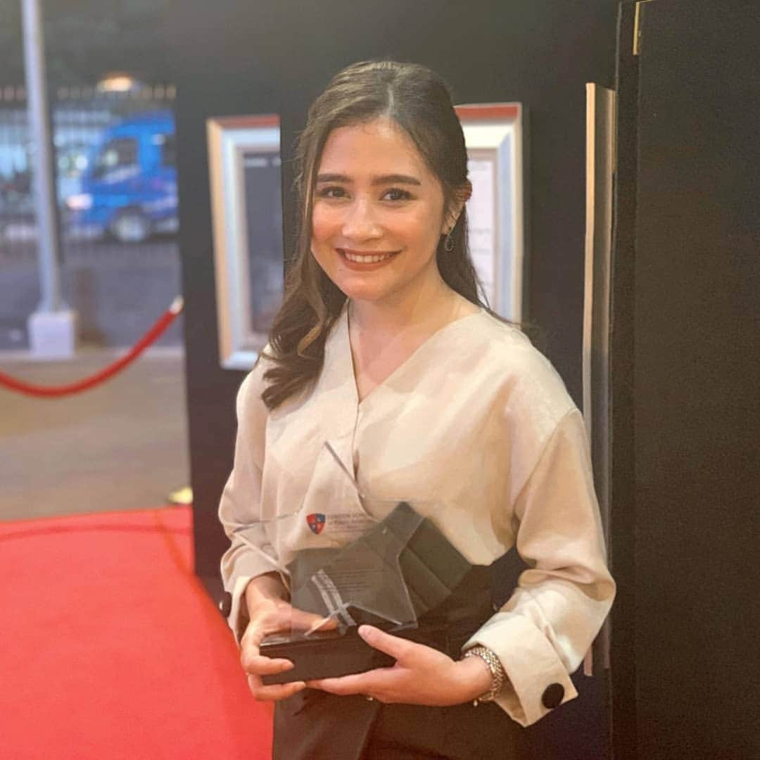 Prilly Latuconsinaさんのインスタグラム写真 - (Prilly LatuconsinaInstagram)「It's an honor to receive this award. I never imagine that what i have done can receive much appreciation from my university. This motivates me to do better everyday and also to balance between my profession as an actress and student. Thank you so much ibu @pritakemalgani and pak @kemalgani for this award ❤ @lsprjakarta @northumbriauni #LSPRxNorthumbriaUniversity」6月22日 21時34分 - prillylatuconsina96