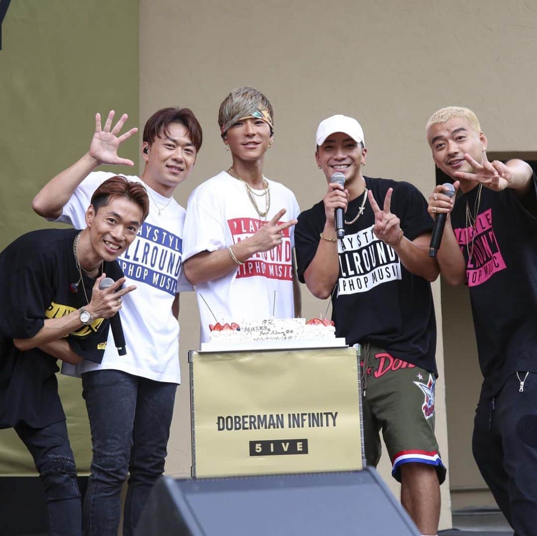 DOBERMAN INFINITYさんのインスタグラム写真 - (DOBERMAN INFINITYInstagram)「HIGH 5IVE大感謝祭東京終了‼️ 途中雨が降ったりもしましたが、約3000人もの方にお越し頂きました😭 途中メンバーにサプライズで @dobe_dogg が登場し、5周年のお祝いケーキを出す一幕も🎂 明日はいよいよファイナル名古屋‼️ アスナル金山で皆さんお待ちしております🤚🤚🤚🤚🤚 #DOBERMANINFINITY #5IVE #HIGH5IVE」6月22日 21時35分 - dobermaninfinityofficial