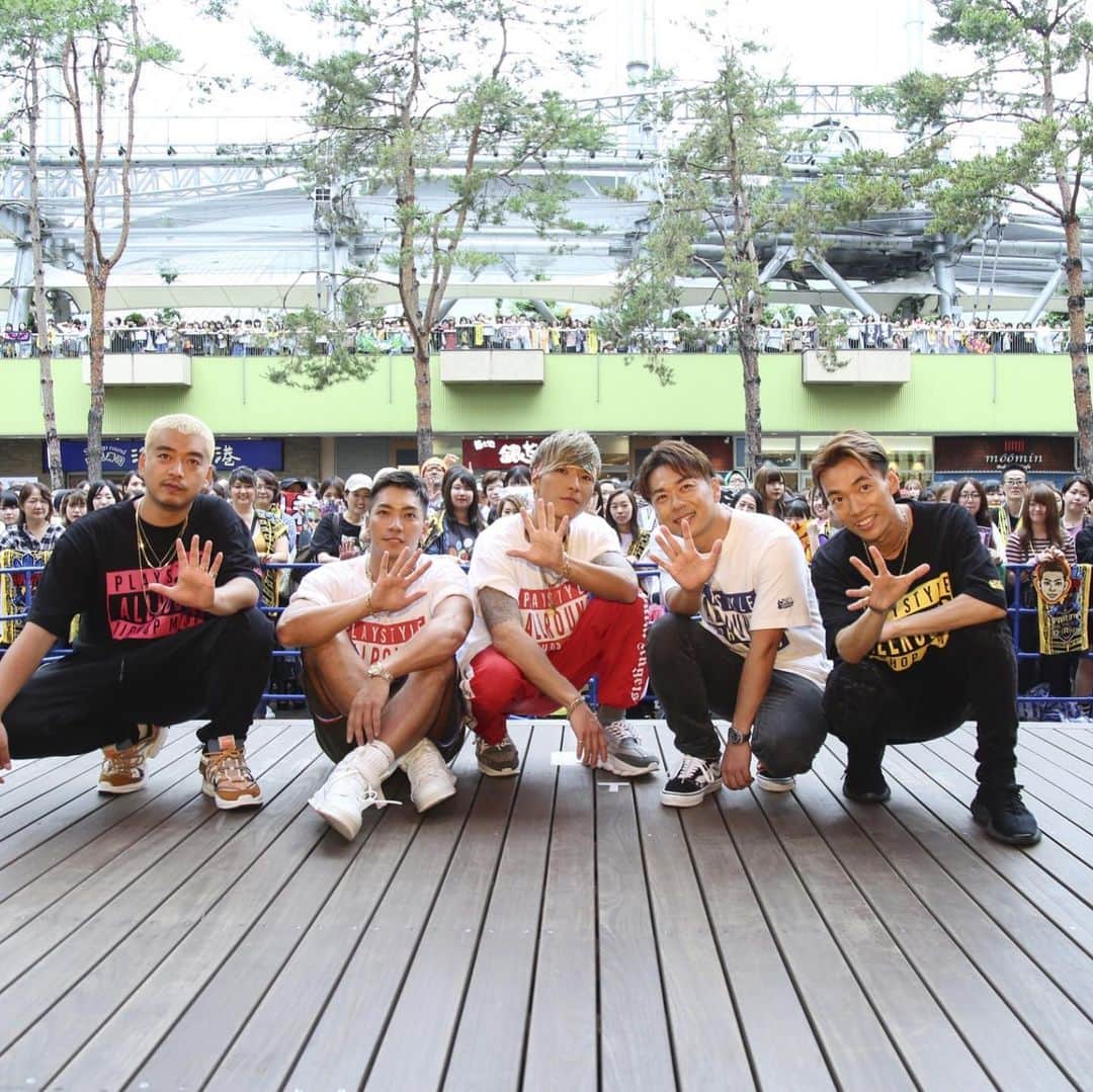 DOBERMAN INFINITYのインスタグラム：「HIGH 5IVE大感謝祭東京終了‼️ 途中雨が降ったりもしましたが、約3000人もの方にお越し頂きました😭 途中メンバーにサプライズで @dobe_dogg が登場し、5周年のお祝いケーキを出す一幕も🎂 明日はいよいよファイナル名古屋‼️ アスナル金山で皆さんお待ちしております🤚🤚🤚🤚🤚 #DOBERMANINFINITY #5IVE #HIGH5IVE」