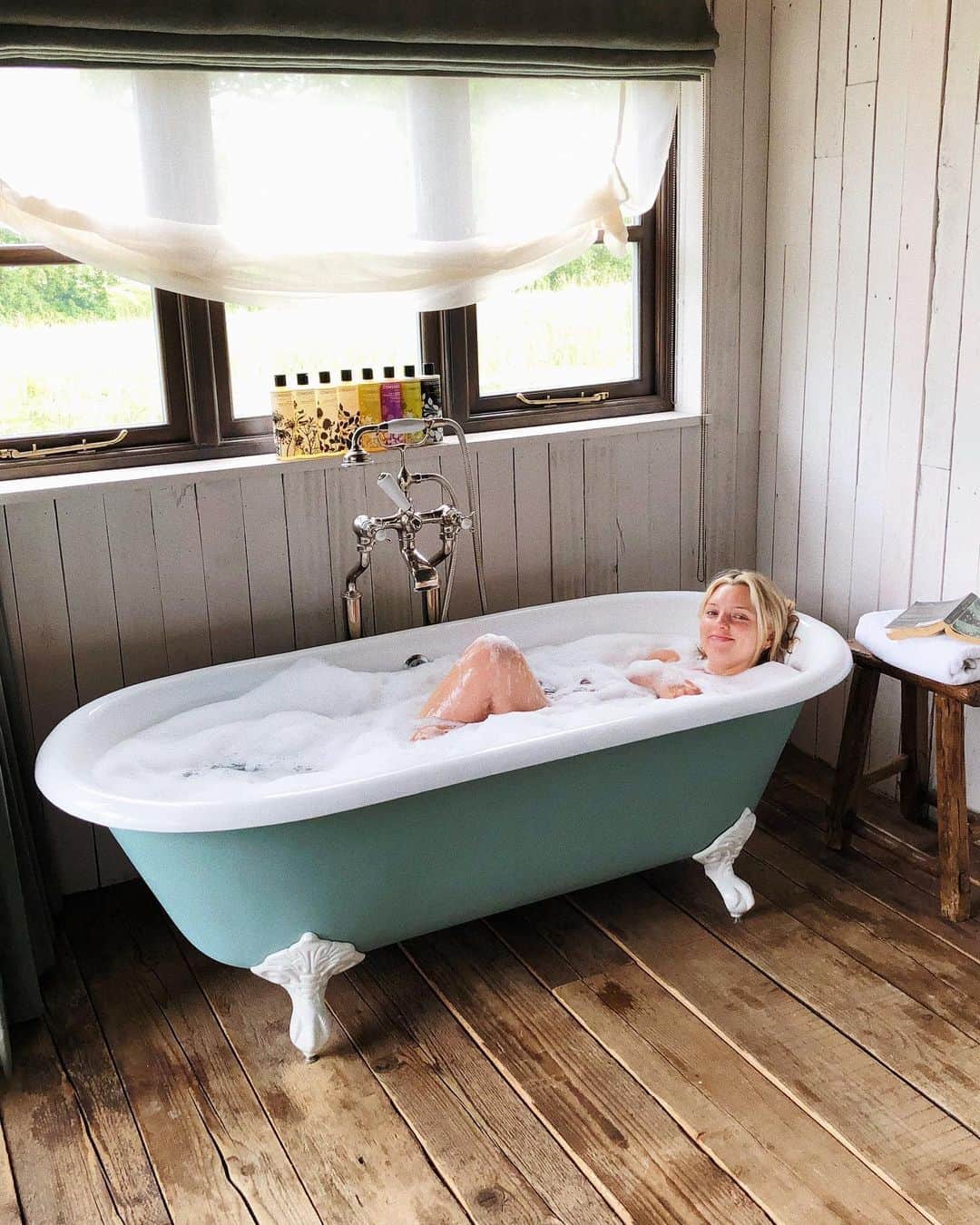 Estée Lalondeのインスタグラム：「If I see a tub I can’t not get in it 🛁」