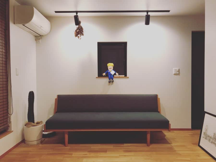 石川龍のインスタグラム：「我が家にソファ🛋がやってきました！  ちょうど5年前に新築して以来、ソファやテレビ台のないフラットなリビングで生活してきました。  ソファは本当に気に入ったものにしたいと気長に探し続け、ようやく今年の春先に出会ったビンテージのウェグナーのデイベッド。購入を決めてから2ヶ月近く生地の色で悩み抜きようやく本日納品でした。長いことお付き合いいただいた、目黒のSalutさん、本当にありがとうございます！  部屋の雰囲気がガラッと変わってとても良い感じ。 背もたれを跳ね上げると広々したベッドにも変形します。  御歳50を超えられている大先輩のソファですが、末長いお付き合いをよろしくお願いしたいです。  #hansjwegner #getama #ge258 #daybed #midcenturymodern #北欧ヴィンテージ #ウェグナー #デイベッド」