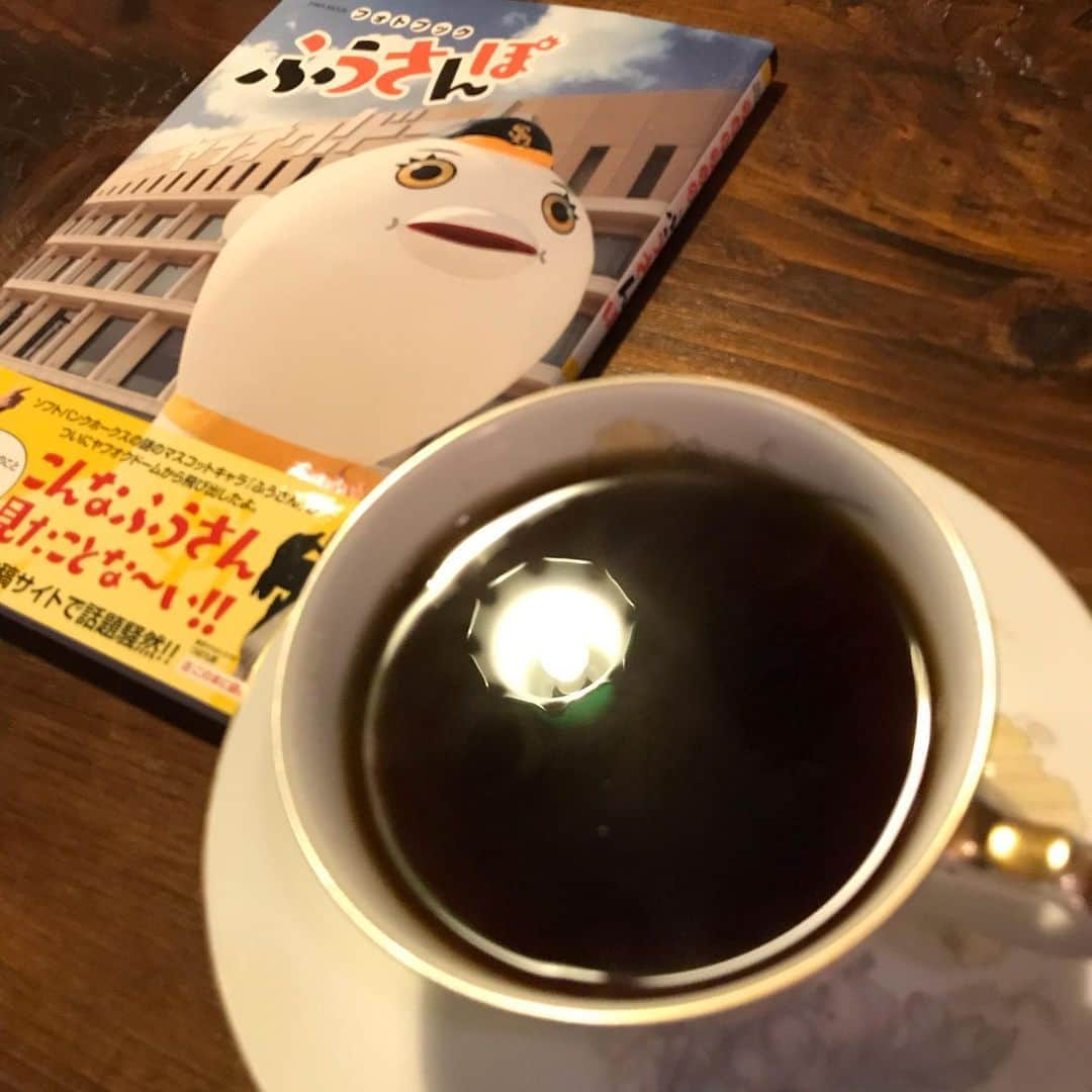 桂さんのインスタグラム写真 - (桂Instagram)「ふうさんぽ  #book #coffee #cupandsaucer #porcelain #okuratoen #okuratouen #icelandpoppy #poppy #lamp #light #reflection #danke #fusan #softbankhawks #本 #コーヒー #珈琲 #大倉陶園 #アイスランドポピー #芥子 #磁器 #ランプ #ライト #反射 #ダンケ #ふうさん #ふうさんぽ #ソフトバンクホークス」6月22日 21時43分 - astrology_tarot