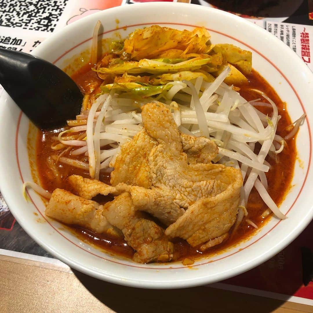 黒羽根利規さんのインスタグラム写真 - (黒羽根利規Instagram)「昨日、ホテルの近くの激辛ラーメン屋の南極ラーメン食してきました🤪 食べ終わった後、2人とも汗だく💦 #南極ラーメン #谷内亮太 #バネフレーム #毛穴が全開放」6月22日 21時48分 - toshiki_k42