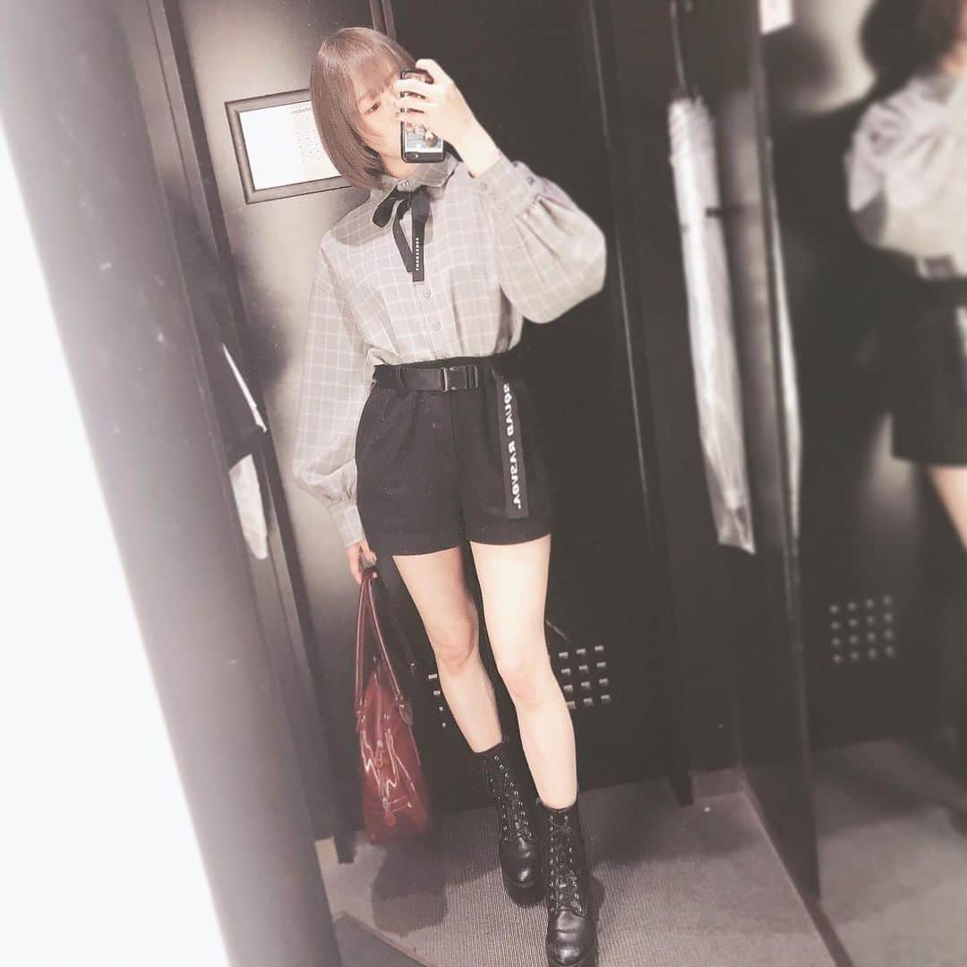 三田麻央のインスタグラム：「もうそろそろ長袖着れない😔 #ootd #今日のコーデ #andgeebee」