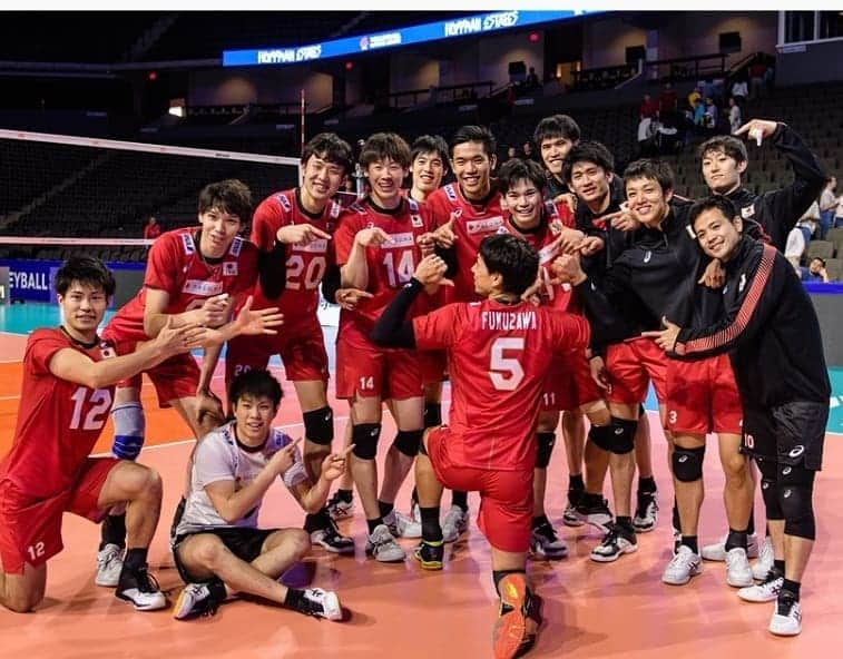 TBSバレブーさんのインスタグラム写真 - (TBSバレブーInstagram)「ネーションズリーグ男子大会 第4週🇯🇵日本vs中国🇨🇳の試合は日本が全員バレーでストレート勝利😎💗 これで日本は通算5勝目をあげました‼️ . . 🇯🇵3(25-19.25-20.25-23)0🇨🇳 . .  石川選手、西田選手が両チームトップの16得点✨ 山内選手も10得点と関田選手の的を絞らせないトスワークでチームを牽引しました✨  チームは今夜(深夜)1時59分～ 🇨🇦カナダと戦います‼️ BS-TBS で生中継📺  時差もあり少し夜中ですが選手と一緒に戦いましょう📣 . . <スタメン> #関田誠大 選手 #石川祐希 選手 #山内晶大 選手 #西田有志 選手 #福澤達哉 選手 #小野寺太志 選手 #山本智大 選手  #解説は #2試合連続 #狩野舞子 さん #朝早くから #朝早くまで #約24時間 #ありがとうございました #😍 . . #🇯🇵 #選手のインスタ #タグ付けしてみました #😁 #まだフォローしていない方は #是非👍  Photo by FIVB」6月23日 8時42分 - tbs.volleyboo