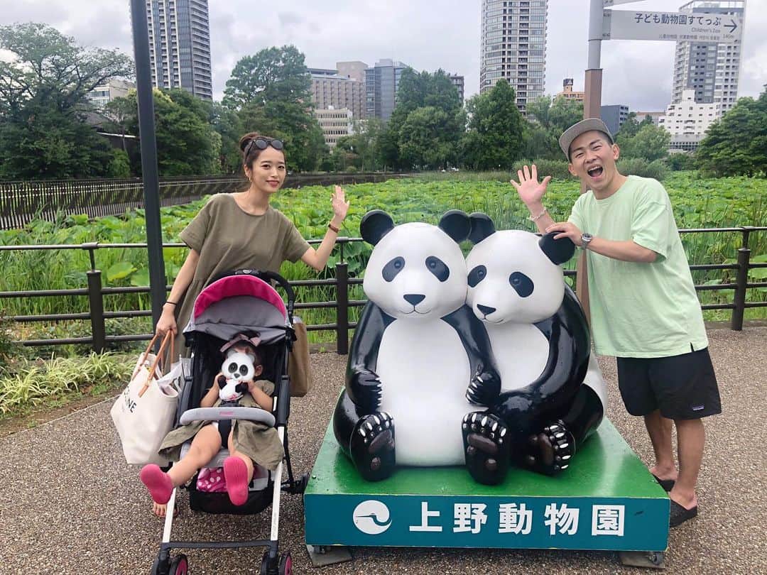 のインスタグラム：「昨日は上野動物園へ🐼💗 じぃじばぁばも一緒に😍 みんな人生初でした✨✨ パンダさん目当てで行ったものの 2時間近く待つということで パンダさんの置物と🐼笑 (娘は大変満足してました❤️笑) 本物の動物に怖がる面もあったけど 楽しそうで良かった👧 特に象さんに🐘ビビってました🤦🏼‍♀️ #上野動物園 #娘とペアルック #ajugaの7月発売です ❤︎」