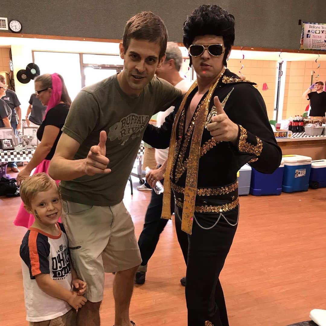 デリック・ディラードのインスタグラム：「Had a fun time the other day helping raise awareness for Alzheimer’s at our friends’ event.  #alzsocks #alzheimers」