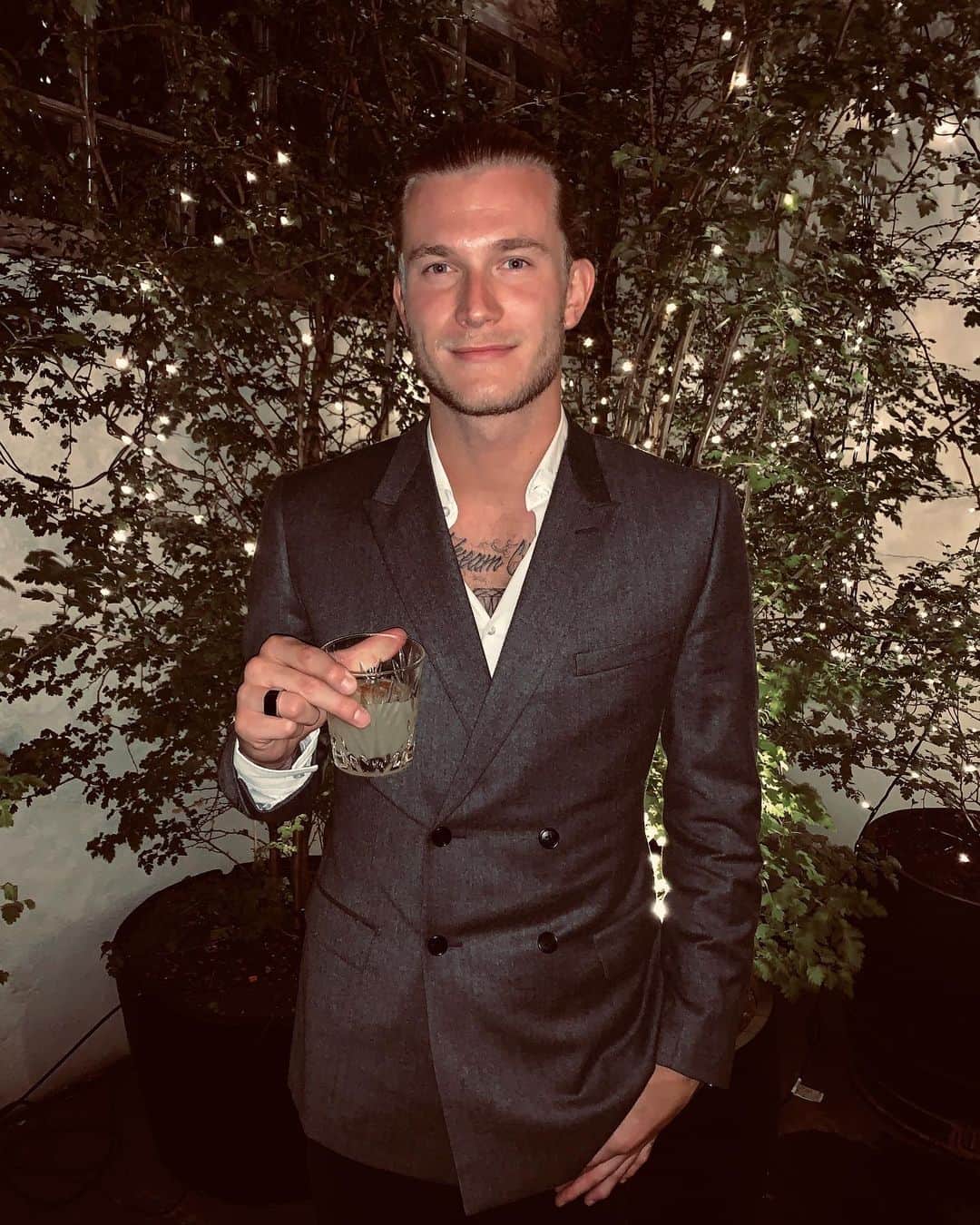 ロリス・カリウスのインスタグラム：「Thank you for all your messages!  Cheers 🍾 #26」