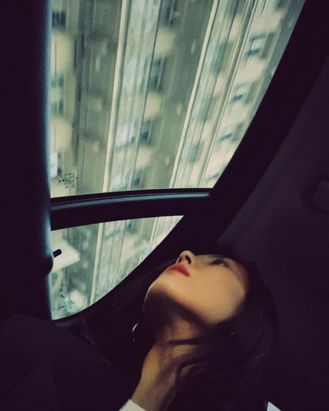 リウ・ウェンのインスタグラム：「A car ride to everywhere 🚗」