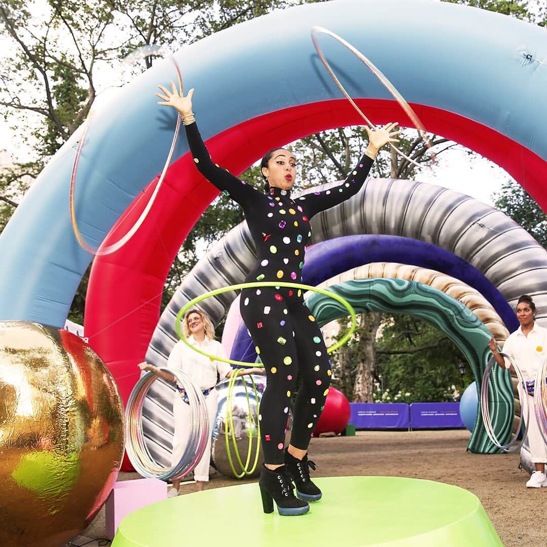 デビッドヤーマンのインスタグラム：「This weekend calls for cool art and cold treats. Check out the #davidyurman x @geronimo sculpture in NYC’s #madisonsquarepark and get a token for complimentary frozen custard from @shakeshack now through Sunday.」