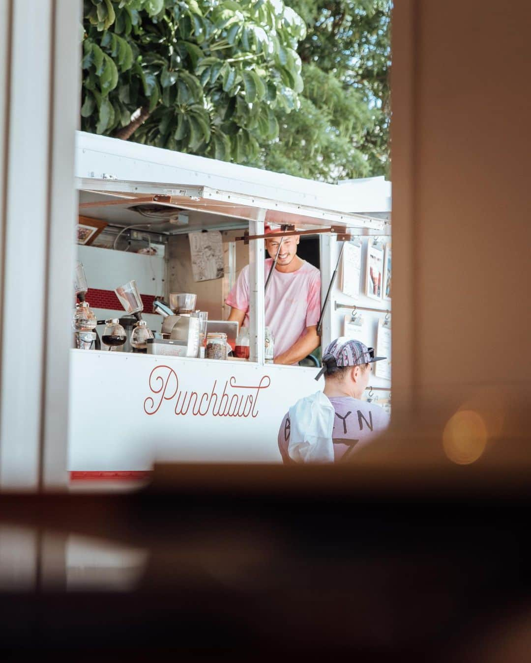 Punchbowl Coffeeさんのインスタグラム写真 - (Punchbowl CoffeeInstagram)「Our store is right next to our coffee truck☕️ 焙煎したての珈琲豆あります。 場所がわからない方はストーリーを見て下さい♨️ We are in the middle Waikiki, look for the truck and boutique located in the back of a parking lot🌴 234 Beachwalk Drive 10am-8:30pm . . . Back at it again🔥 PC: @yoshitanaka1 . . . #waikiki #hawaii #alamoana #coffee #cafe #punchbowl #crusininparadise #beach #surf #art #film #nikon #f3 #kodak800 #hario #syphon #hariojapanph #origamicup」6月23日 7時37分 - punchbowlcoffee