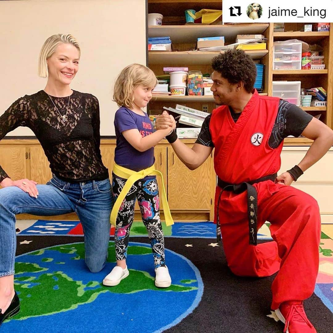 カイル・ニューマンさんのインスタグラム写真 - (カイル・ニューマンInstagram)「YELLOW BELT for #JamesKnight. So proud of this Lil’ Ninja!  #Repost @jaime_king ・・・ James Knight bearer of the yellow belt! Thank you to the wonderful die-hard #starwars fan/brilliant teacher #masterbrandon 💥 All my love for Mr. Hinkle, Coach Snyder and Gina for your support - pillars of creativity & innovative approaches. We love you.」6月23日 7時38分 - kyle_newman