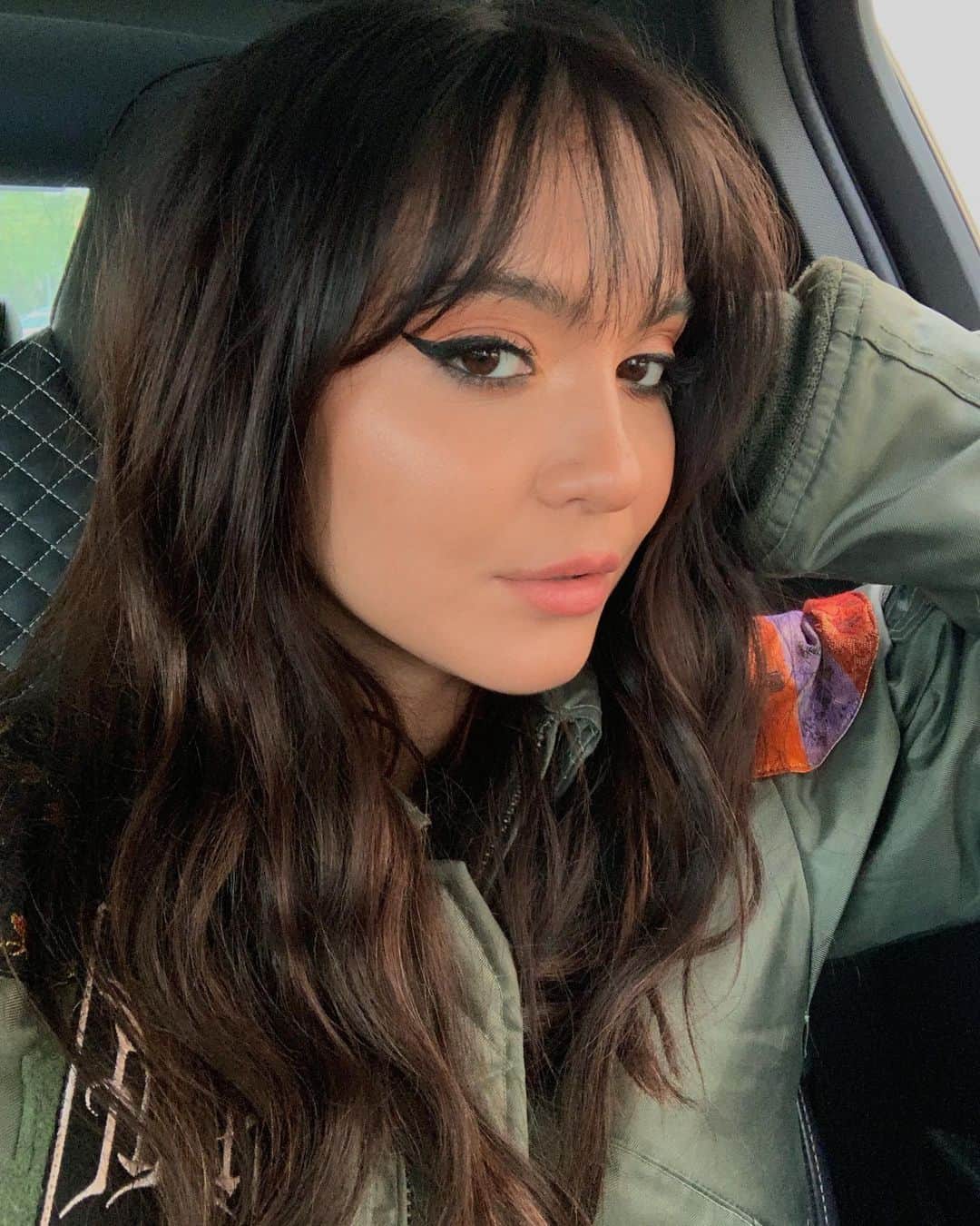 ステラ・ハジェンズのインスタグラム：「if you could only use TWO make up items for the rest of your life - what would it be? mine would definitely be lip tint and brow gel 💫」