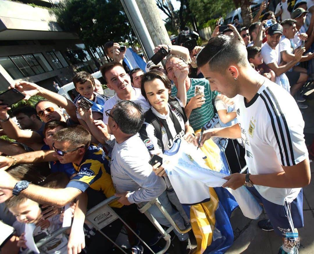 ロヘリオ・フネス・モリさんのインスタグラム写真 - (ロヘリオ・フネス・モリInstagram)「Gracias a la gente por el cariño!!! Vamos Argentina!⚽️🇦🇷👍🏽👏🏽💪🏽 @afaseleccion」6月23日 7時49分 - funesmoriofi