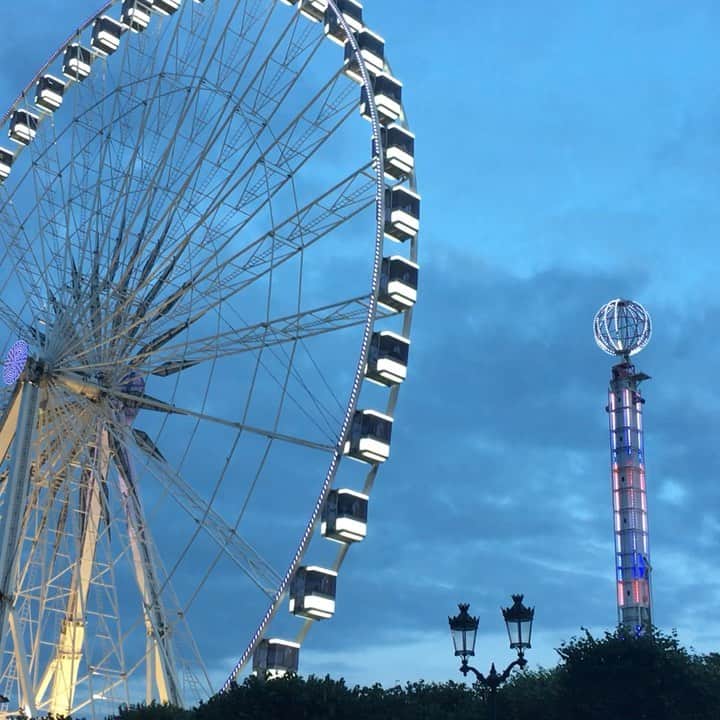 小橋めぐみのインスタグラム：「Parisは、移動遊園地が昨日から始まりました。 観覧車🎡速いし、 隣の乗り物と近いような☺️」