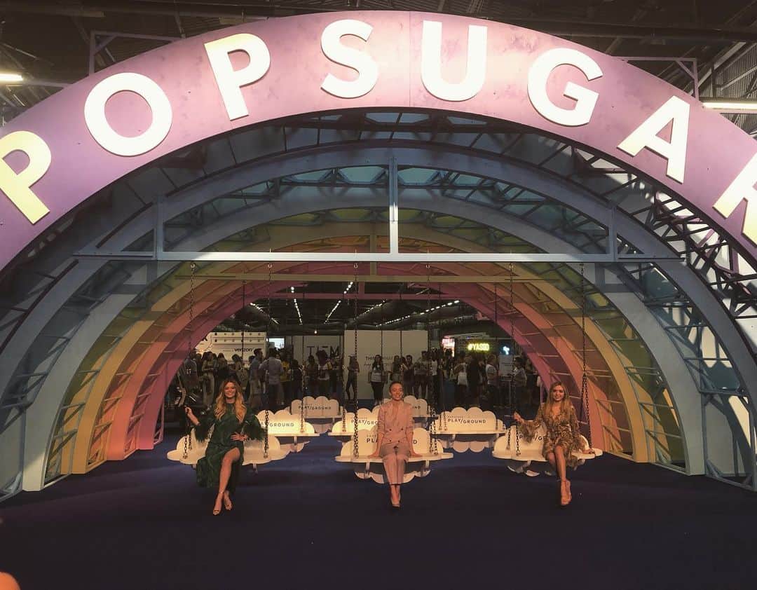 ペイトン・リストのインスタグラム：「Thanks @popsugar for having us on your rainbow swings and Young Hollywood panel today.  Loved getting to share it with these two kind, smart, beauties 🌈💓」