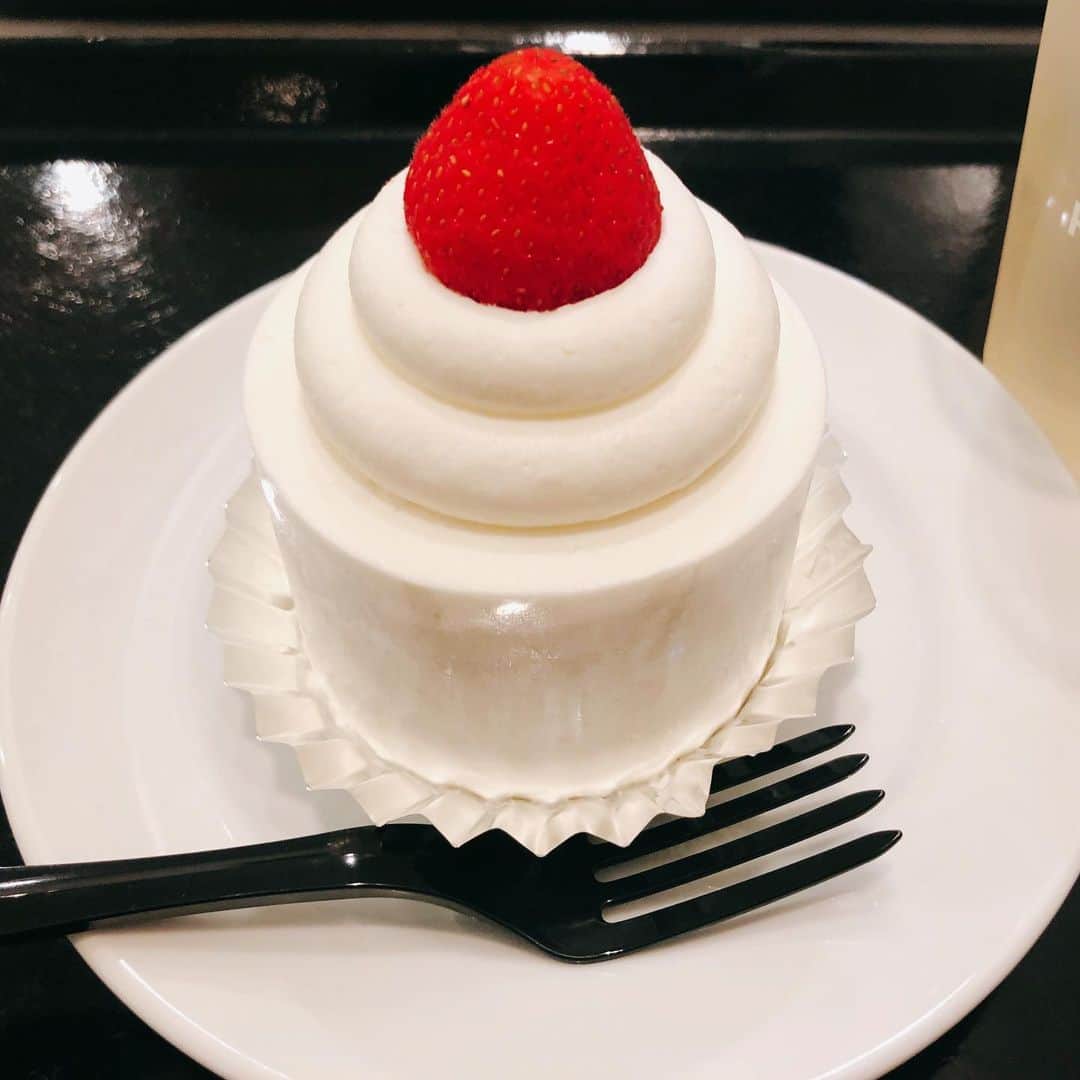 志摩マキさんのインスタグラム写真 - (志摩マキInstagram)「Awww...kill me💔 งื้อ😭 この #可愛いさ は #ずるい #食べるしかない #❤️#w #1年ぶり #久々の #ケーキ #cake」6月23日 7時57分 - makishimaaa