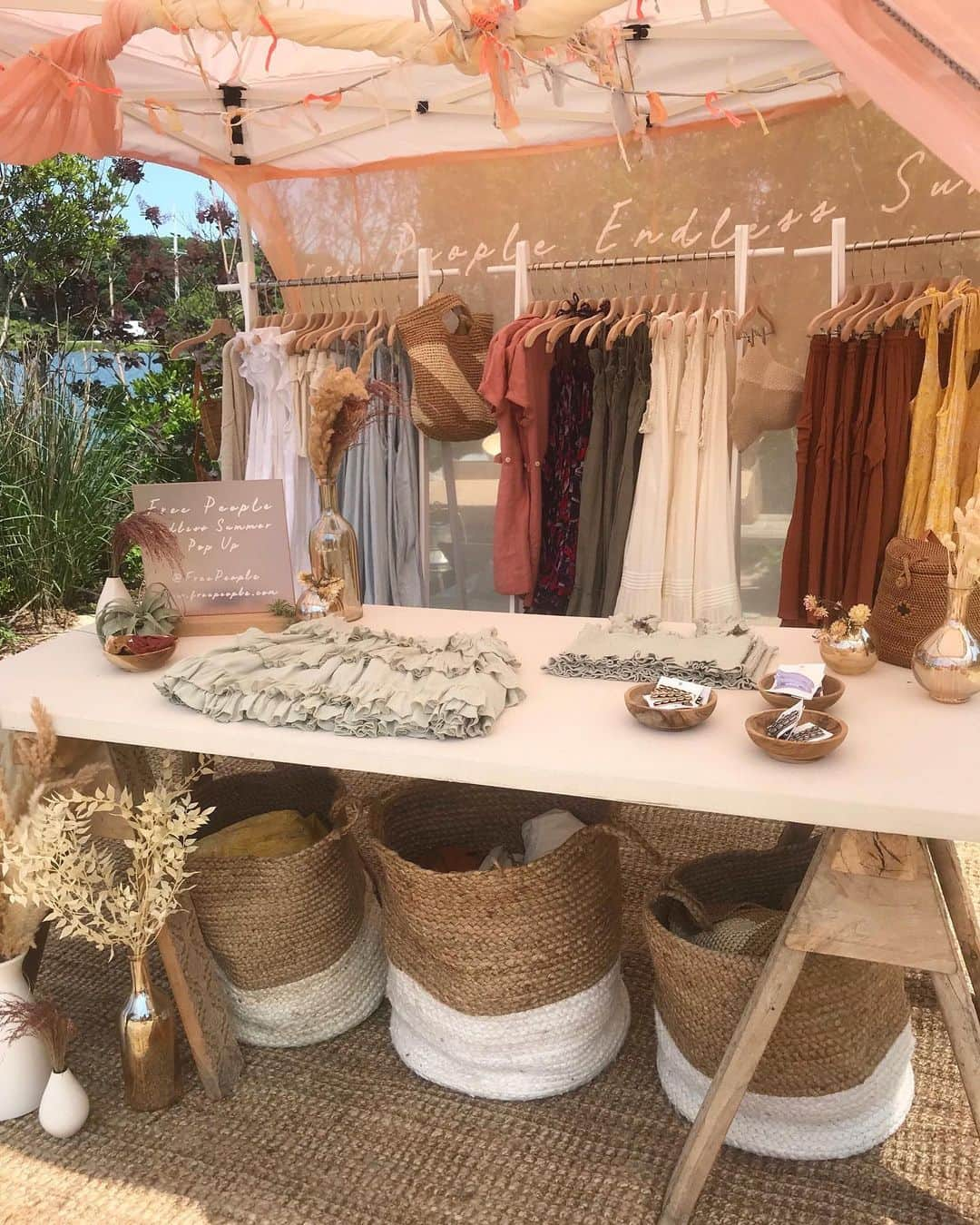 freepeopleさんのインスタグラム写真 - (freepeopleInstagram)「Weekend plans? Visit the last day of our Endless Summer pop-up in Montauk at The Surf Lodge! We’ll be here tomorrow from 12-5 PM with every dress you’ll need to get your summer started. Can’t make it? You can still shop with us through our link in bio ☀️」6月23日 7時58分 - freepeople