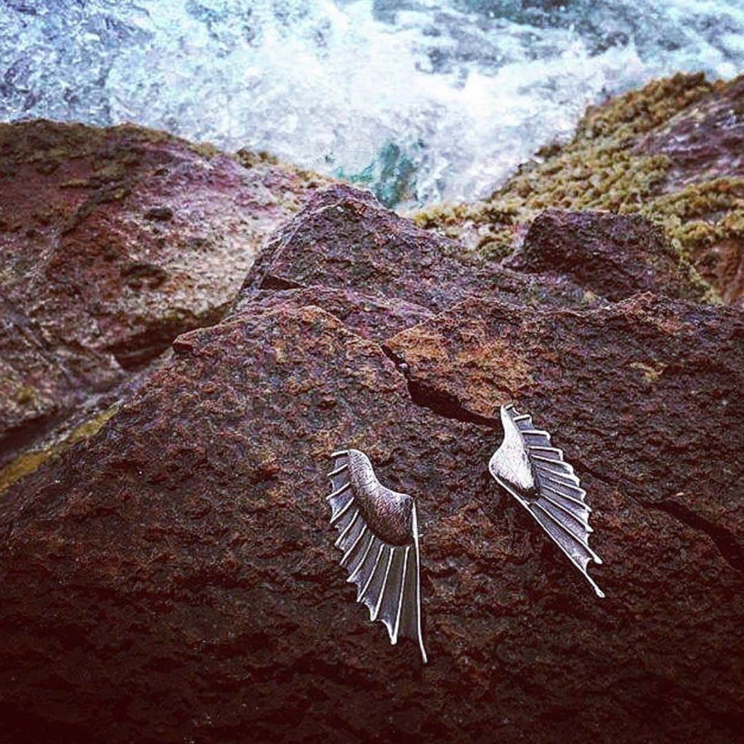 のインスタグラム：「Fit for a Queen of the 7 Seas... The Mermaid Earrings in #sterlingsilver available at AlexStreeter.com #AlexStreeter #mermaidparade」