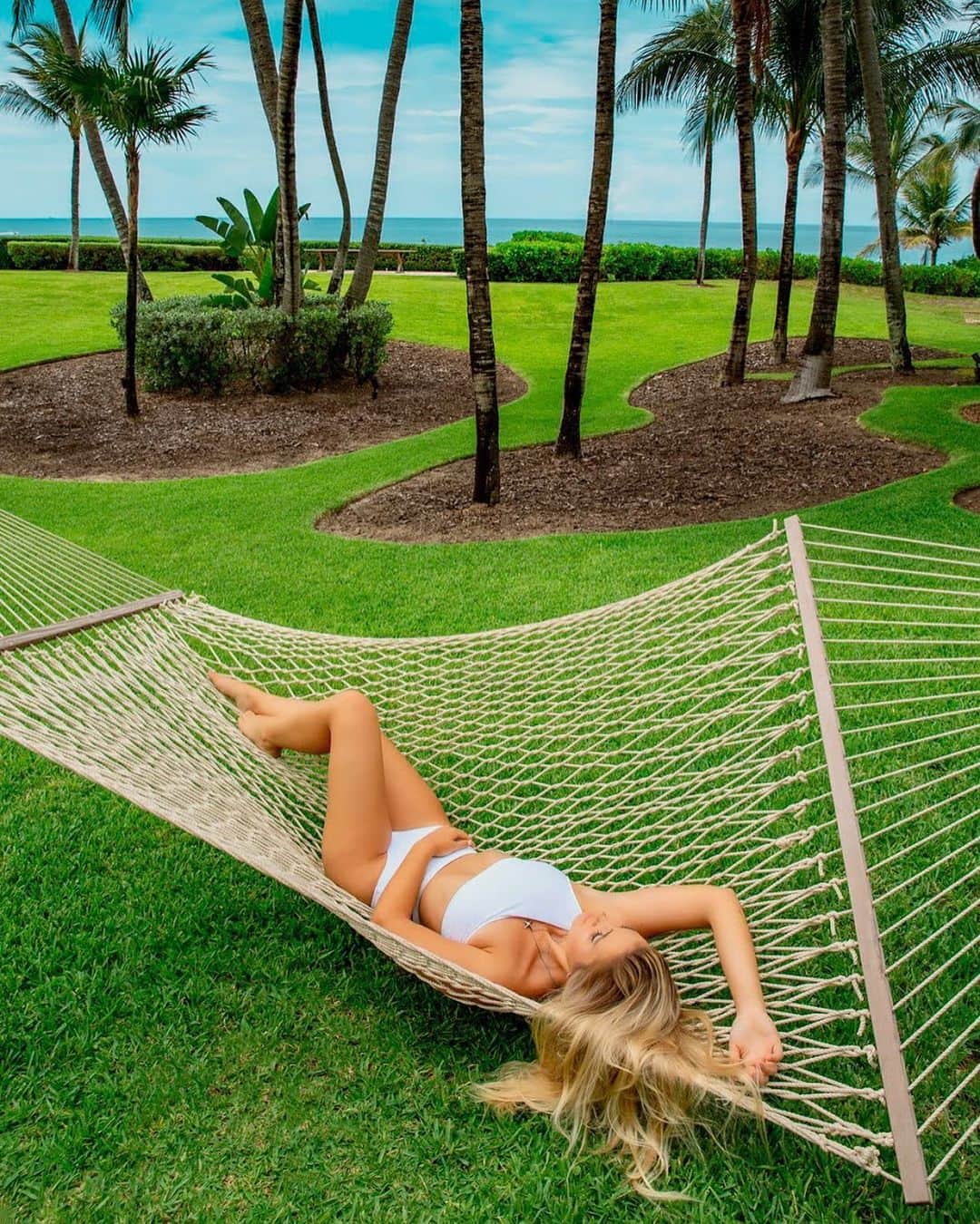 のインスタグラム：「The perfect spot beneath the trees🌴 What do you think my favorite genre of music is? Best answers go on my story! 👆🏼」