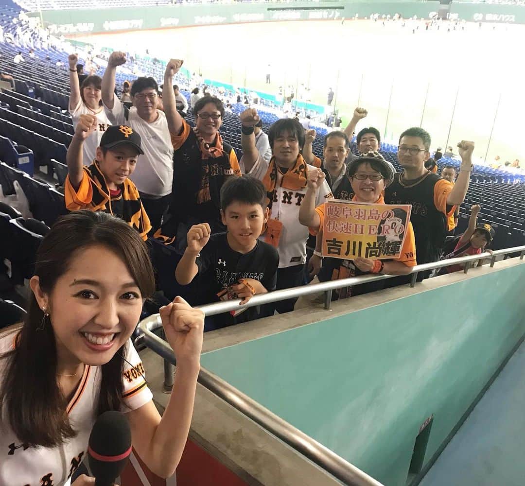 阿部智帆のインスタグラム：「😆✊🧡 昨日の先出しポストゲームショー🌟 . 中継している三塁側スタンドで . 『絶対 優勝するぞー‼︎おー‼︎』 . と、一緒に気合いの雄叫びをあげてくれたみなさん😋 ありがとうございました🙈♬ （📸みなさんの了承を頂き、載せています） . . 優勝奪取へ‼️ 今季１番の声援を送りましょう😆‼️ . . #巨人 #giants #セパ交流戦 #天王山 #優勝 #勝ちとれ」