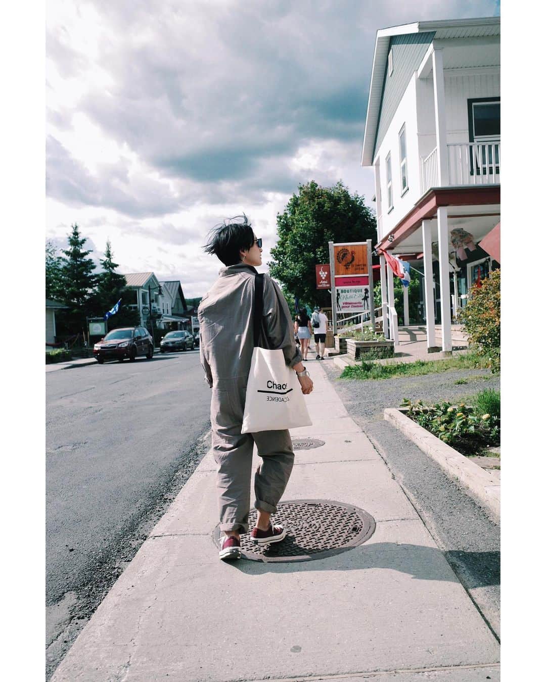 高山都さんのインスタグラム写真 - (高山都Instagram)「撮影の合間に小さな街SUTTONを歩きました。 つなぎは @oblekt.jp と作らせてもらったもの。(ベージュは残りわずからしい) コンバースを合わせると、とことんカジュアル。 #都ふく 旅先にも、動きやすくて涼しくて、ちょうど良い。 確実に、モテ服ではないけどね。 #frau_canada2019 #都の旅の記録」6月23日 8時25分 - miyare38