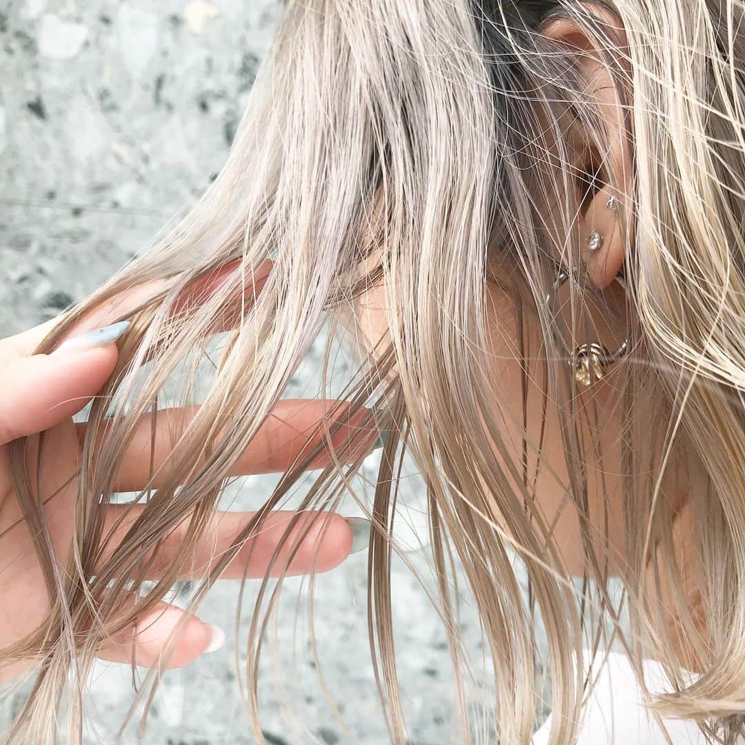 のインスタグラム：「. . –––––––––––––––––––––––––––– . 2breach🐄blond 22000yen~ Instagram▶︎▷15000yen~ ケアブリーチ＋1000yen . . 柔らかいハイトーンカラー お任せください🦔🌿✨ DM・☎︎からのご予約がおススメ🌻 . –––––––––––––––––––––––––––– . . #crea_arisa 大人気のおススメカラー🌿 #ミルクたっぷりカラー🥛 . 色素薄い外国人のような 赤味のないカラーなら お任せください👩🏼💐 . . #ミルクティーベージュ #ミルクティーカラー #ミルクティーアッシュ #ミルクティー色 #ミルクティーグレージュ #シースルーカラー #パールピンク #ピンクアッシュ #痛まないブリーチ #ケアブリーチ #クリーミーベージュ #ハイライトカラー #ハイトーンカラー #グラデーションカラー #バレイヤージュカラー #色素薄い系  #シアカラー  #ブロンドベージュ  #ホワイトブロンド  #ブロンドカラー  #赤み消しカラー #マットカラー #w3dカラー #3dカラー #mery #hpb_hair #lala_hair」