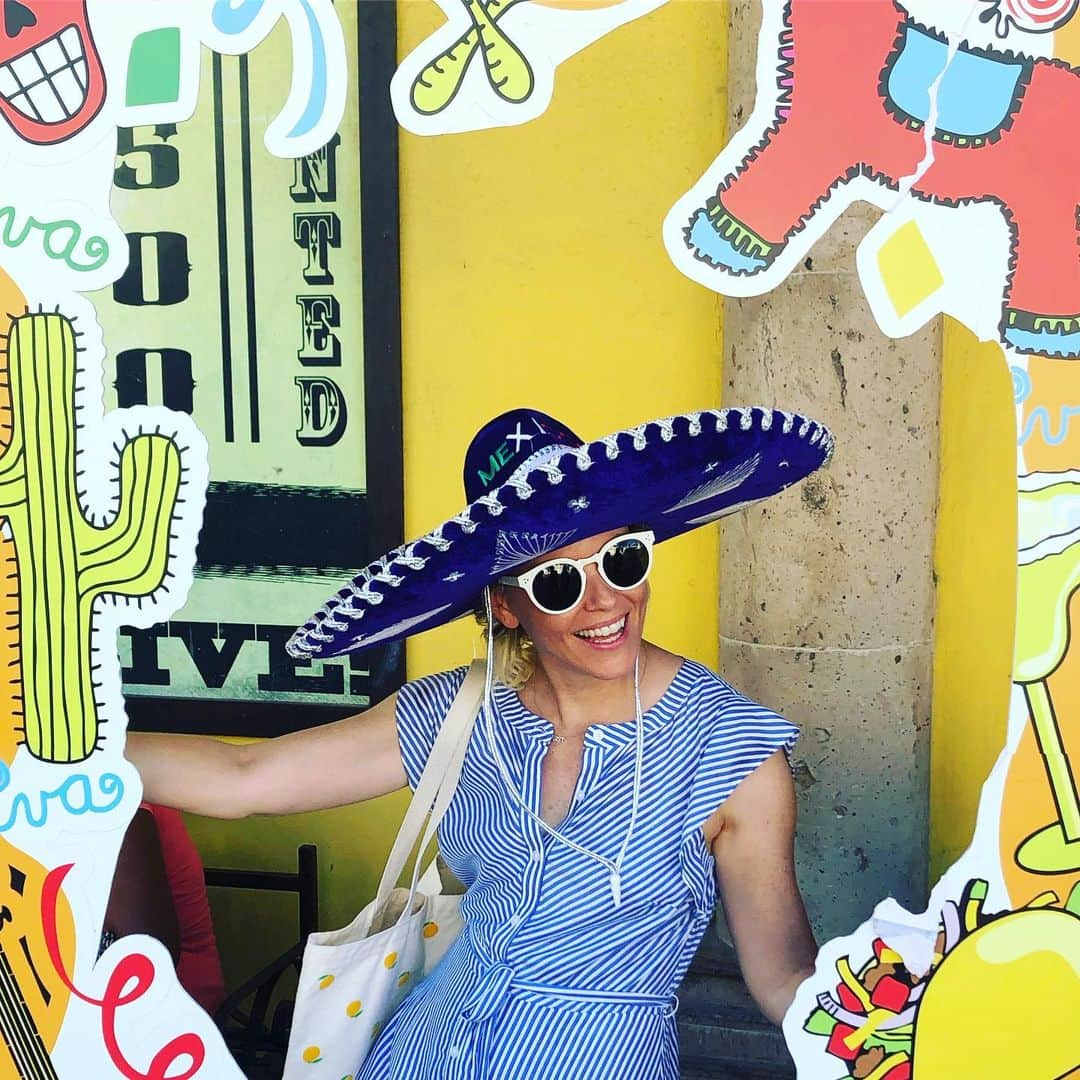 エリザベス・バンクスさんのインスタグラム写真 - (エリザベス・バンクスInstagram)「American tourist in #Mexico #2Busy2B40」6月23日 8時34分 - elizabethbanks