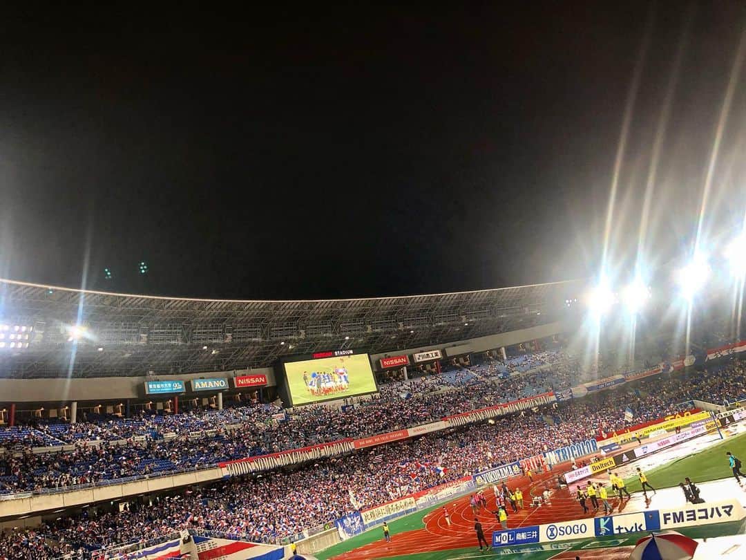 黒澤詩音さんのインスタグラム写真 - (黒澤詩音Instagram)「*﻿ ﻿ 生放送終わりに、日産スタジアムへ直行✨﻿ ﻿ ﻿ 旧知の友人と観戦😊﻿ 久々に顔を合わせることの出来た方々もいて楽しいひと時となりました。﻿ 思い出話に花が咲きました。お仕事をさせていただいていた頃は、学生だった私も気づけばだいぶ大人に…。笑 ﻿ 試合は勿論、言わずもがな最高に熱くて楽しかったです！！！﻿ ﻿ ﻿ #横浜fマリノス #fmarinos #yamaga﻿ #松本山雅fc #jleague #Jリーグ #詩音スポーツ観戦記」6月22日 23時37分 - shionkurosawa_official