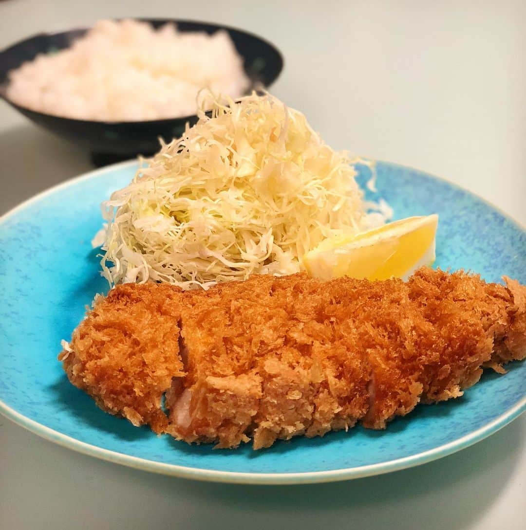 しなしさとこさんのインスタグラム写真 - (しなしさとこInstagram)「. . 試合に勝つにかけてカツ弁当 戴きました🥩✨大好きなお 塩に合う。気持ちが嬉しいね。 今度はお店で食べたい😋 . . #しなしさとこ #女子格闘技 #格闘技女子#女子アスリート#腹筋女子 #ジョシカク #アラフォー #40代 #ミクロ級#ボディメイク #42歳 #筋肉女子 #筋肉#ジム女子 #美尻女子#脱げるカラダ#身体作りは食事から#とんかつ檍 #とんかつ檍蒲田店 #試合に勝つ #とんかつ #とんかつ弁当 #気持ちが嬉しい#さとこメシ#DEEP90」6月22日 23時38分 - shinashisatoko