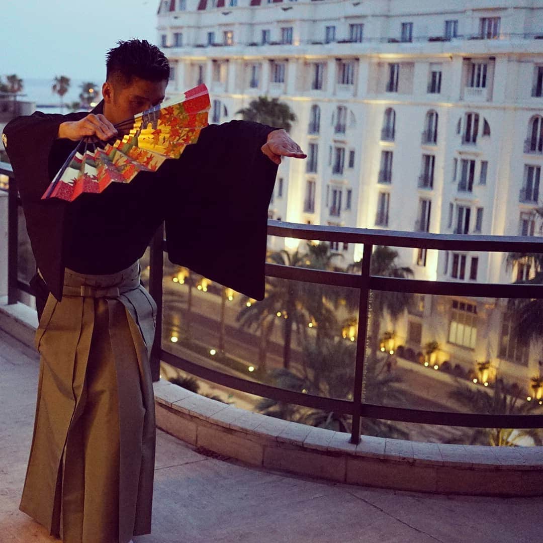 梅川壱ノ介（舞踊家）のインスタグラム：「フランス、カンヌの空の下で踊りました。 その感じがまた良かったです。  日本文化の繊細さは一度日本を離れ、海を渡るととても特殊でとても素敵なものになる。そんな気がします。  日本、そして海外でたくさん踊っていきたいと思います。  #梅川壱ノ介 #日本舞踊 #フランス #カンヌ #カンヌ広告際 #umekawaichinosuke #japaneseculture  #france #cannes」