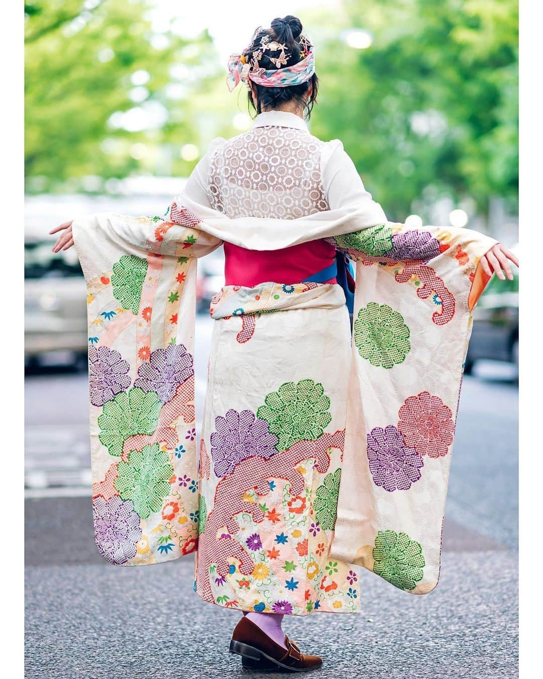 Harajuku Japanさんのインスタグラム写真 - (Harajuku JapanInstagram)「Japanese fashion student Lisa (@drawing_risa) on the street in Harajuku wearing a vintage kimono along with a sheer top and skirt set borrowed from her sister, vintage accessories, and Oriental Traffic pointy loafers.」6月22日 23時48分 - tokyofashion