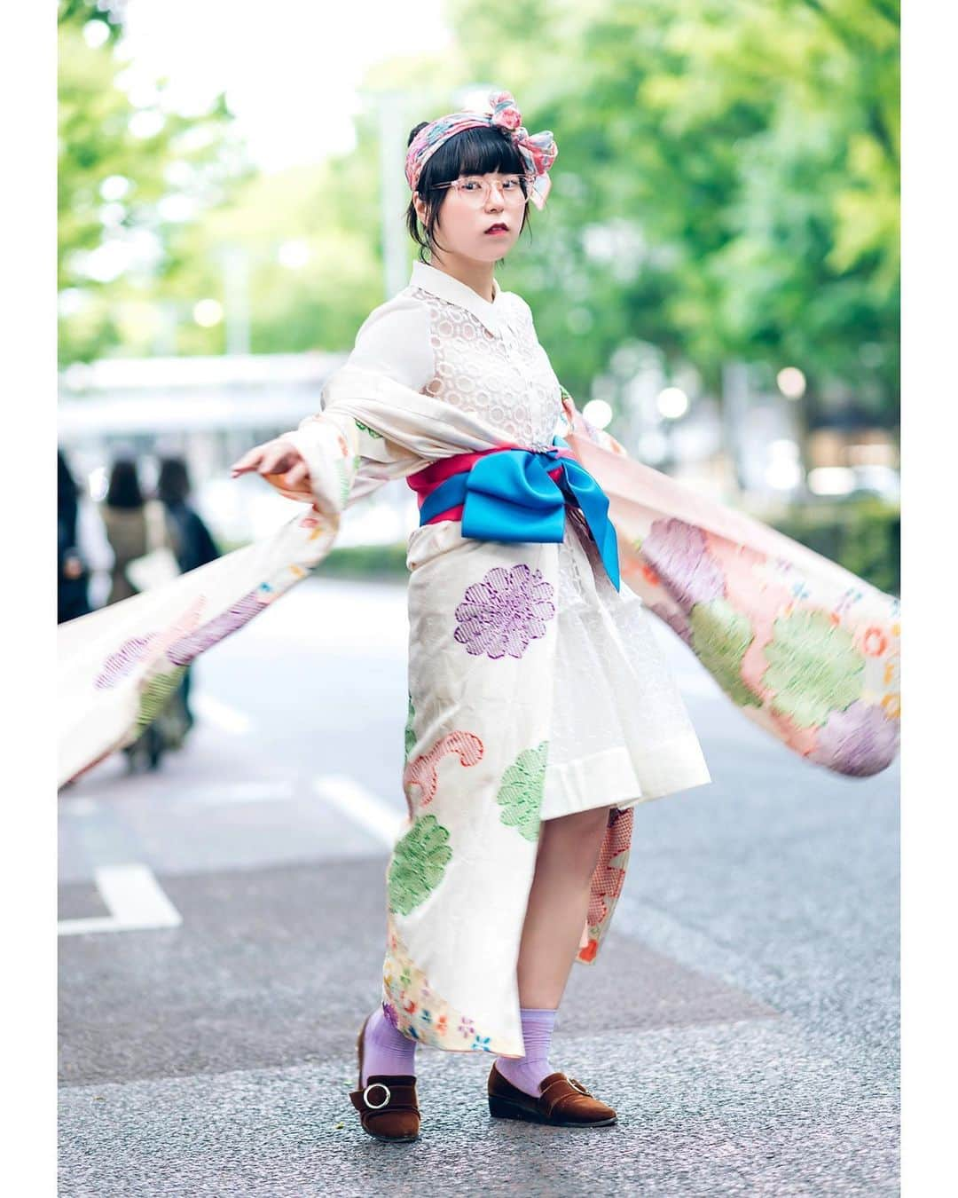 Harajuku Japanさんのインスタグラム写真 - (Harajuku JapanInstagram)「Japanese fashion student Lisa (@drawing_risa) on the street in Harajuku wearing a vintage kimono along with a sheer top and skirt set borrowed from her sister, vintage accessories, and Oriental Traffic pointy loafers.」6月22日 23時48分 - tokyofashion