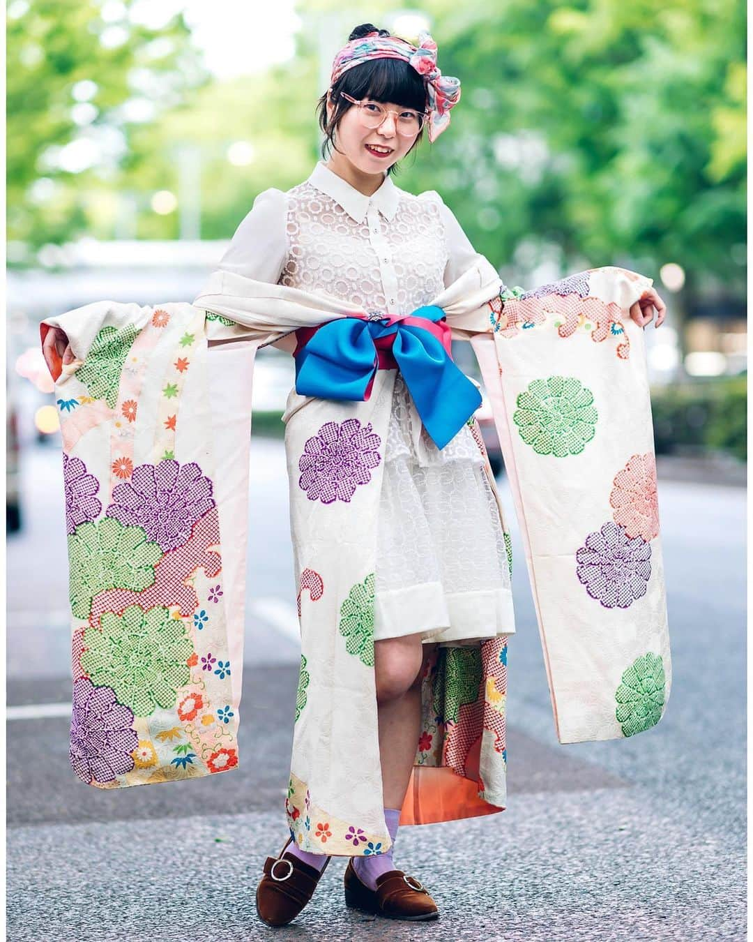 Harajuku Japanさんのインスタグラム写真 - (Harajuku JapanInstagram)「Japanese fashion student Lisa (@drawing_risa) on the street in Harajuku wearing a vintage kimono along with a sheer top and skirt set borrowed from her sister, vintage accessories, and Oriental Traffic pointy loafers.」6月22日 23時48分 - tokyofashion