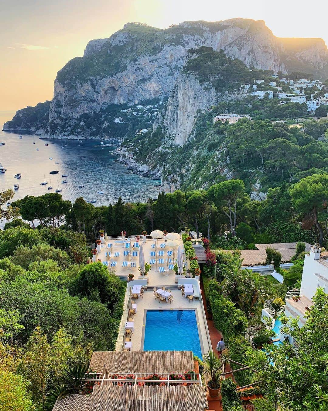 barneysnyofficialさんのインスタグラム写真 - (barneysnyofficialInstagram)「Our Senior PR Manager, @zbstern snapped a beautiful #bnyvoyage from Capri, Italy. Tag a friend you’d travel here with in the comment section.」6月22日 23時50分 - barneysny